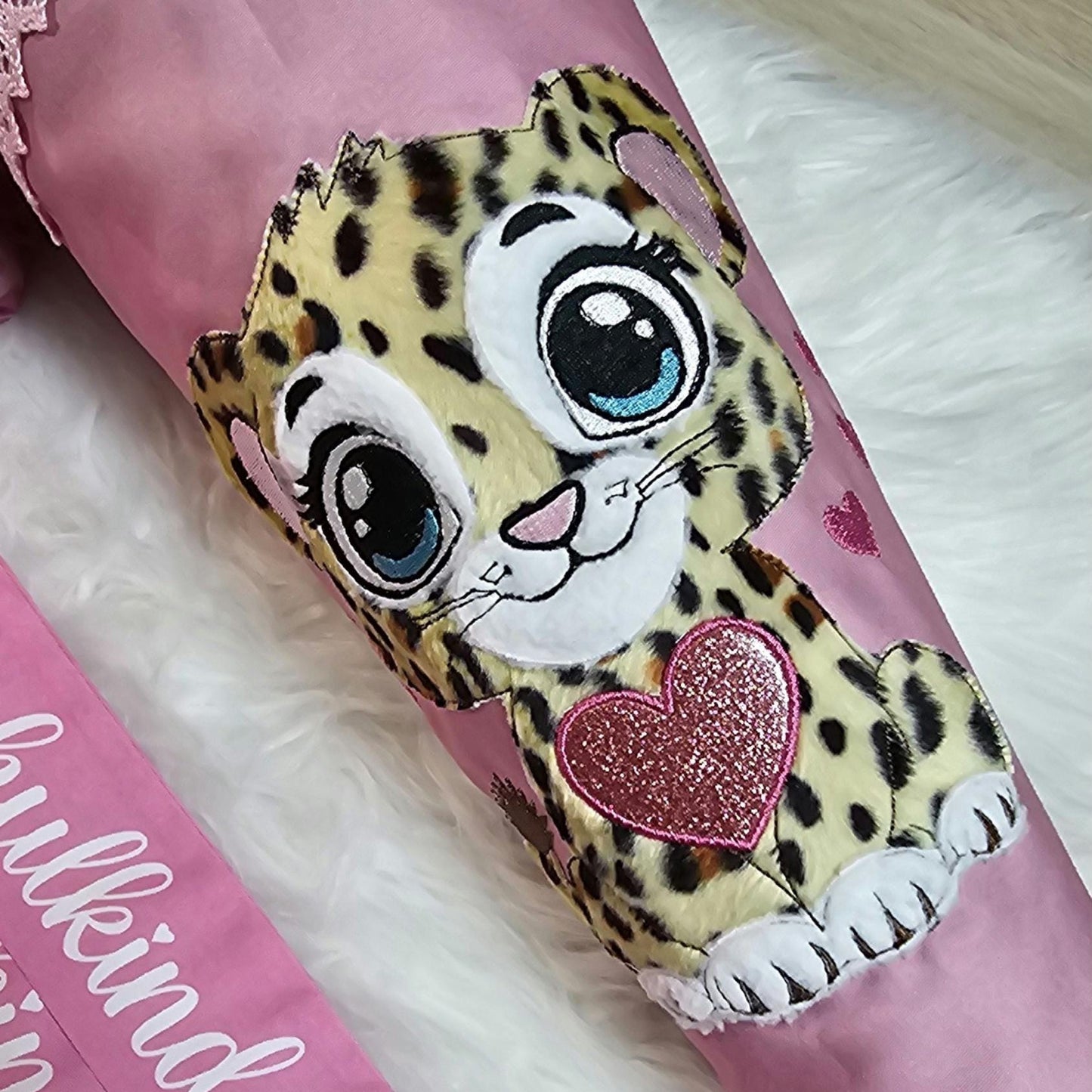 Schultüte mit Applikation / Stickerei / Stickmotiv - 70cm - Baby Gepard Cheetah auf Pink Leo 2025 - ST222