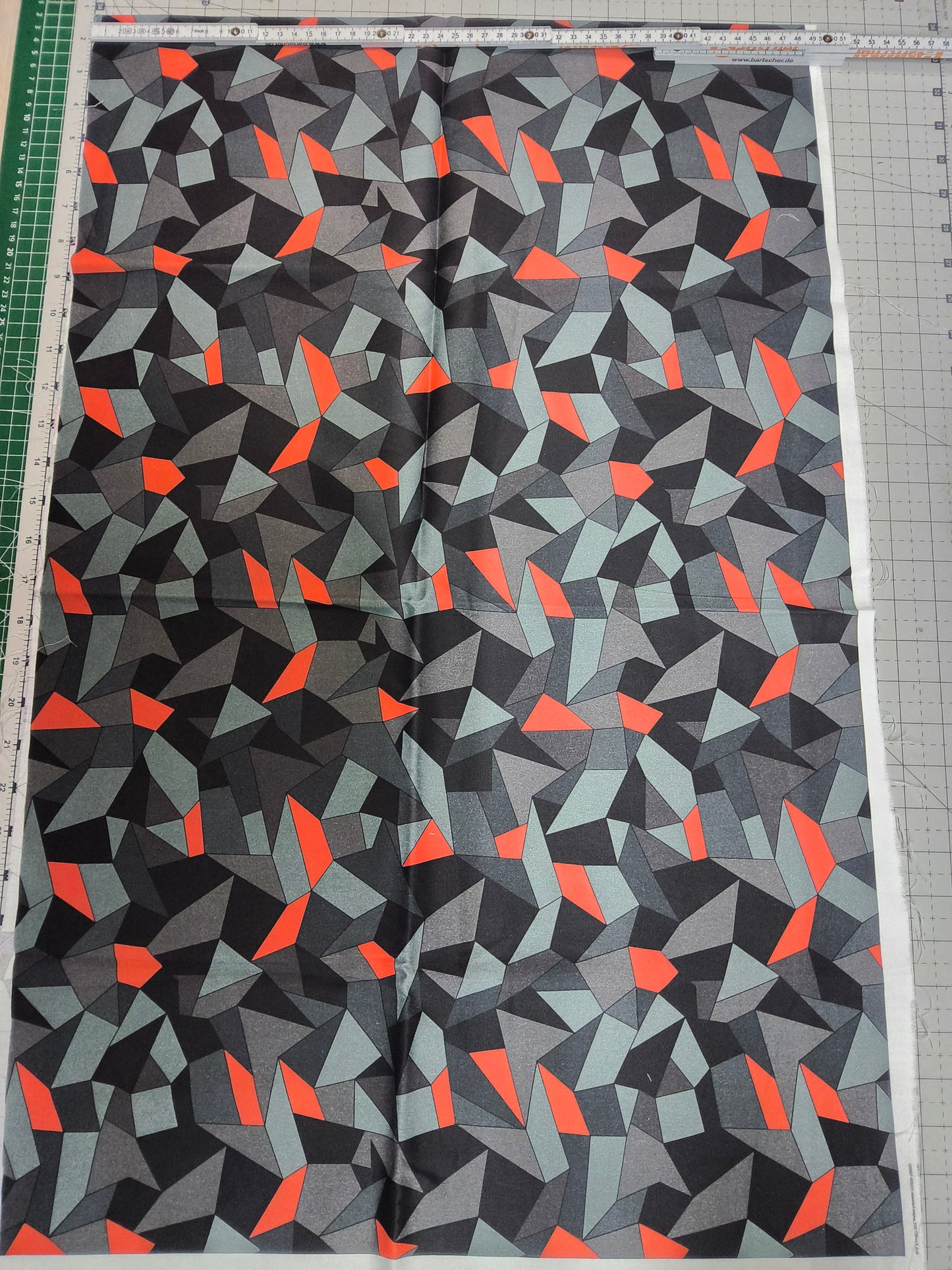 Sofortkauf: Baumwolle-Meterware ca. 150 x 48 cm - " Geometric rot " (Nr. 153)