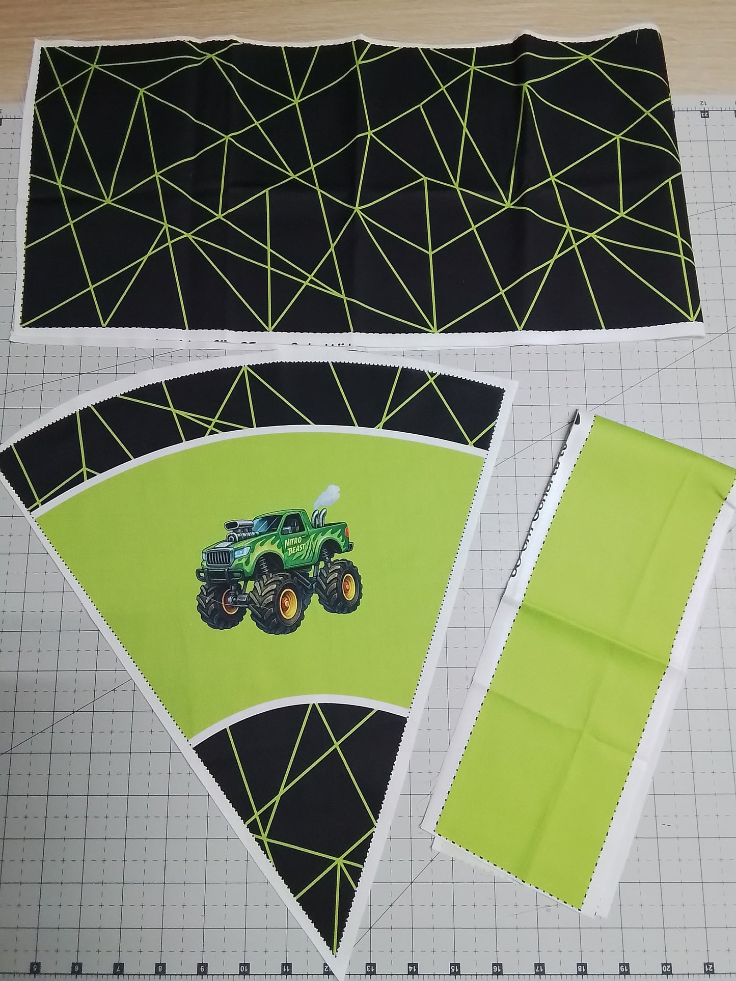 Sofortkauf 35cm: 35 cm (Geschwistertüte) aus Baumwolle als Nähset - " Monstertruck auf Vernetzung grün schwarz " - wie abgebildet