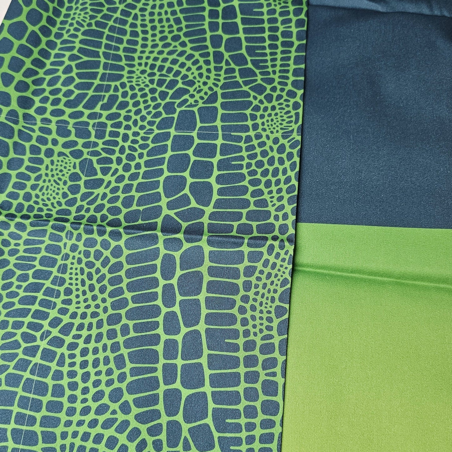 Sofortkauf: Baumwolle Stoffmix ca. 150 x 100 cm - Eidechsenhaut Fehler im Druck, weiße Linien im Muster