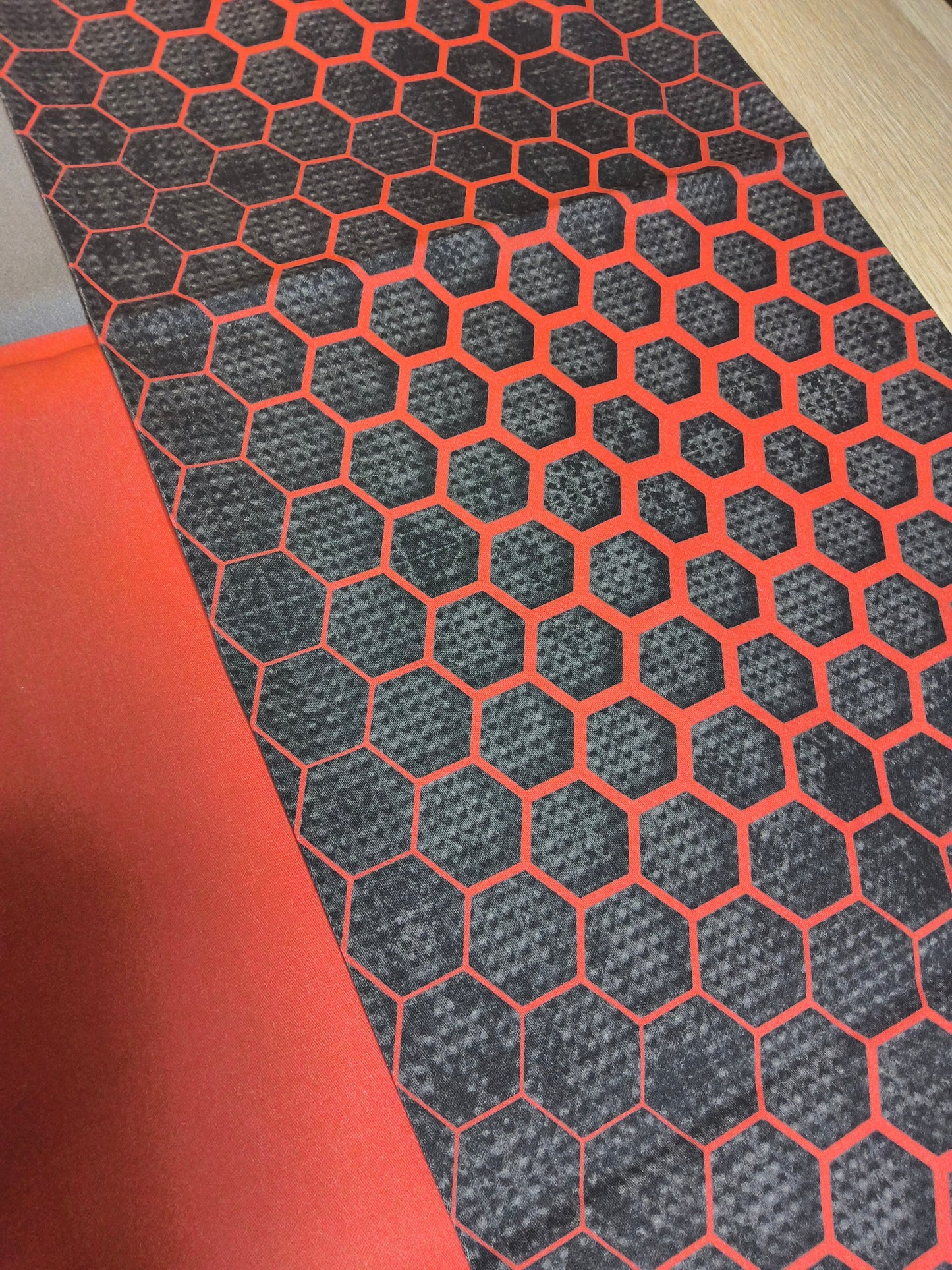 Sofortkauf: Baumwolle Stoffmix ca. 150 x 100 cm - " Bienenwaben rot-metallic " ( Auslaufmodell - Nr. 139 )