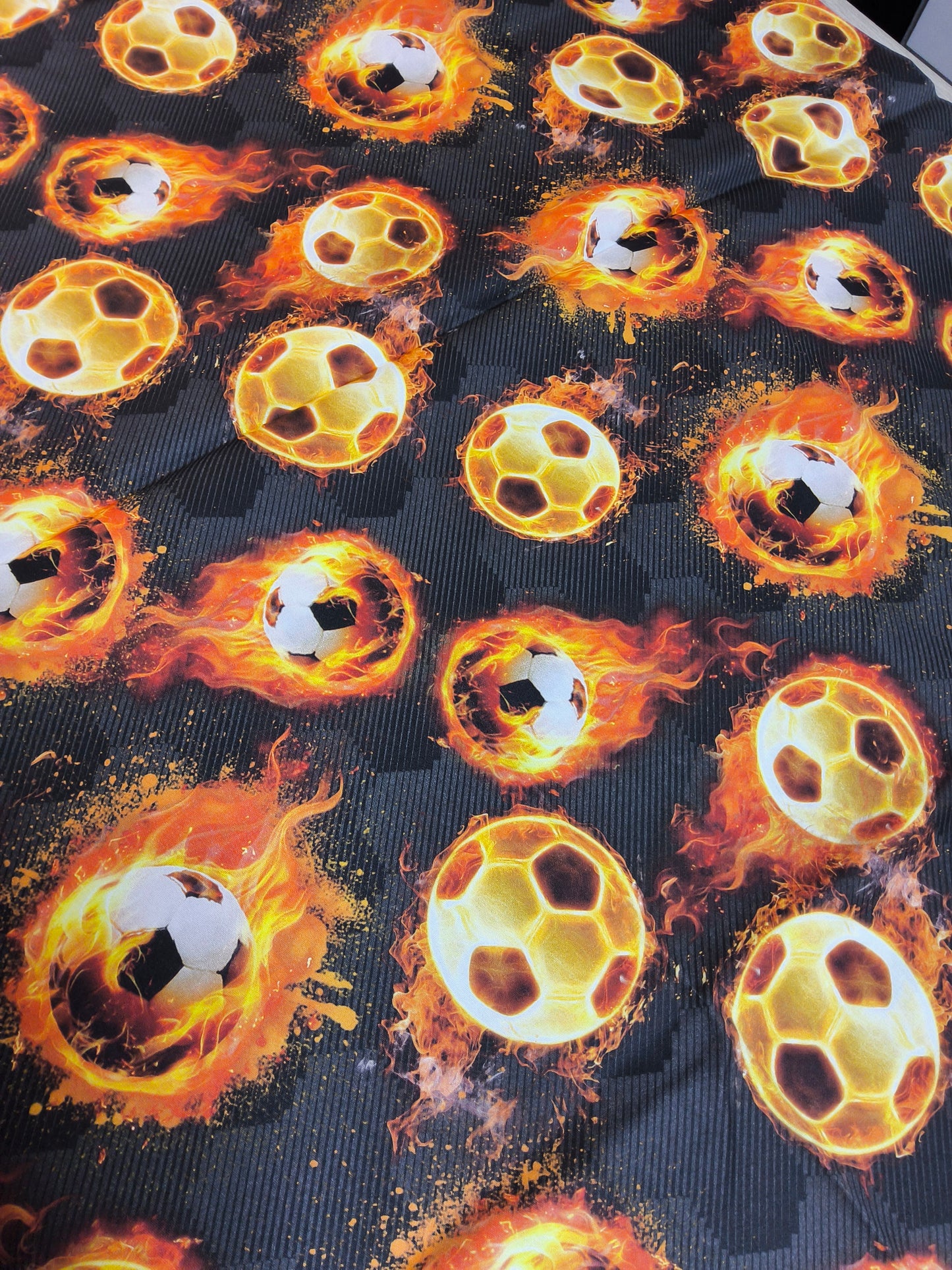 Sofortkauf: Baumwolle- Meterware ca. 150 x 100 cm - " Fußball schwarz-orange " (Nr. 137)