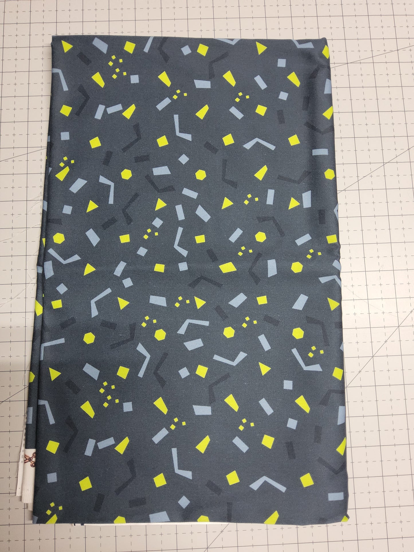 Sofortkauf: Baumwolle Stoffmix ca. 150 x 100 cm - Geometric Triangles Red mit 2 unifarben-(Fehler siehe Bild)