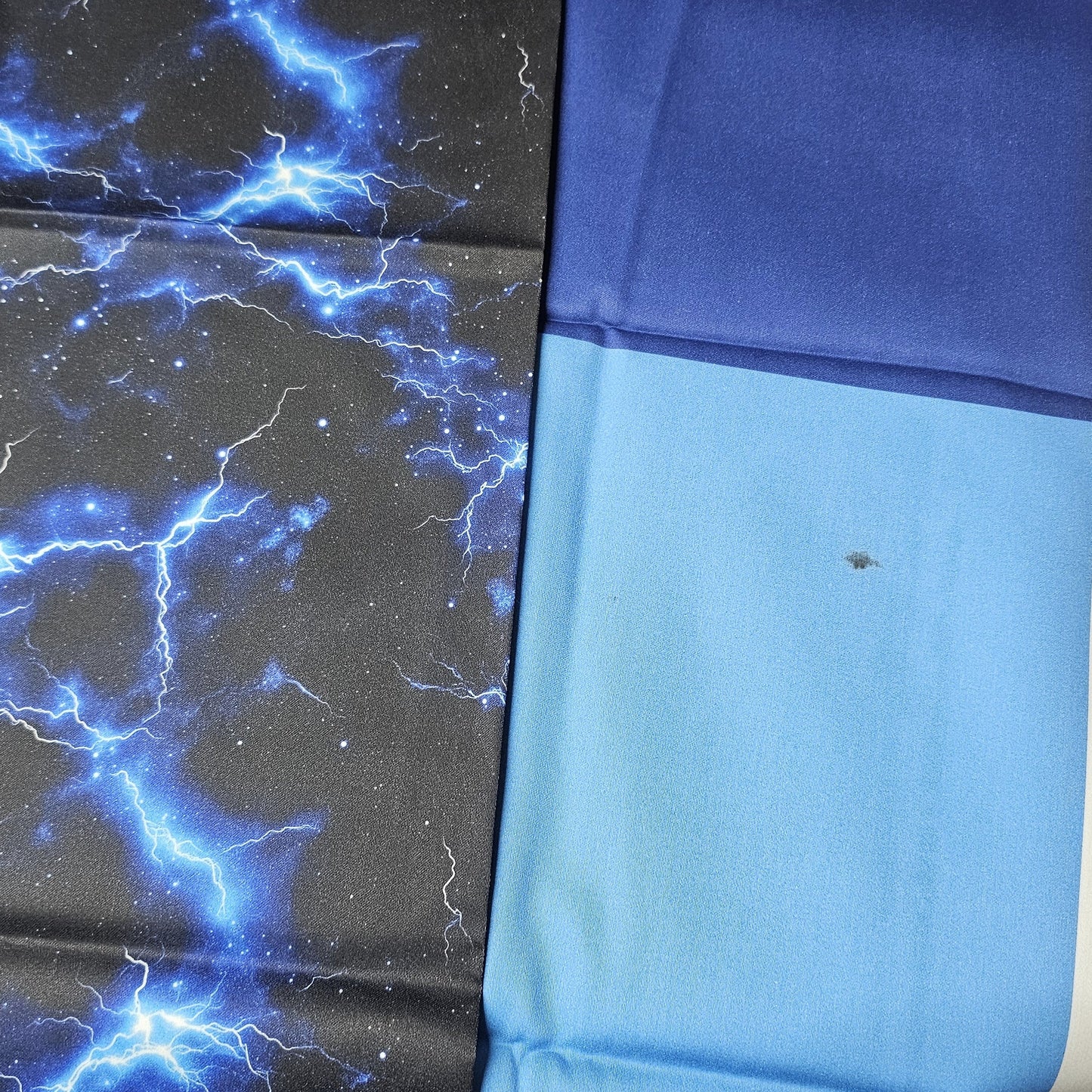 Sofortkauf: Baumwolle Stoffmix ca. 150 x 100 cm - Blitze Blau, Flecken im hellblauen Stoff
