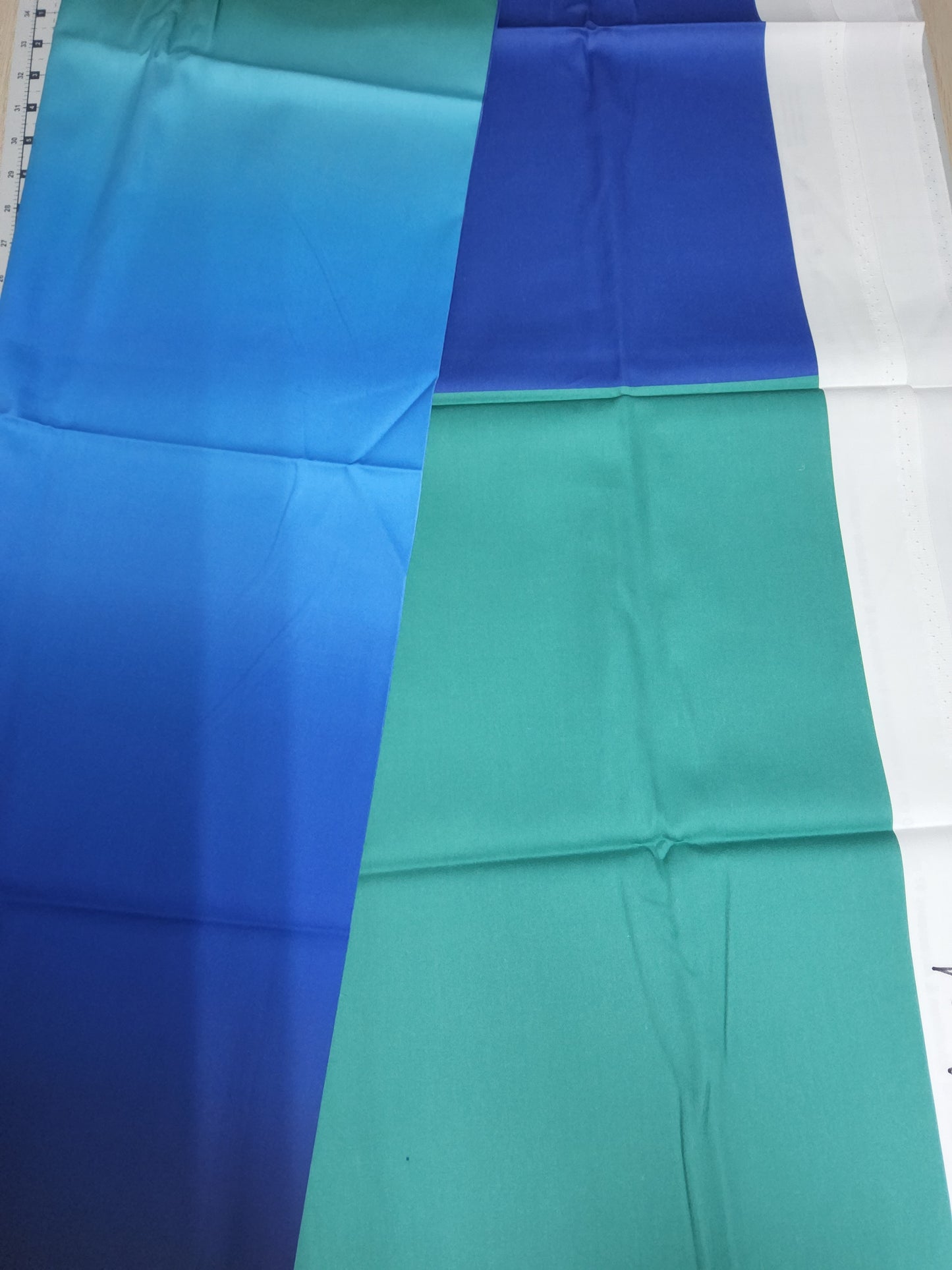Sofortkauf: Baumwolle Stoffmix ca. 150 x 100 cm - Farbverlauf Grün Blau ( Fehler Punkt auf grün-siehe Bild)