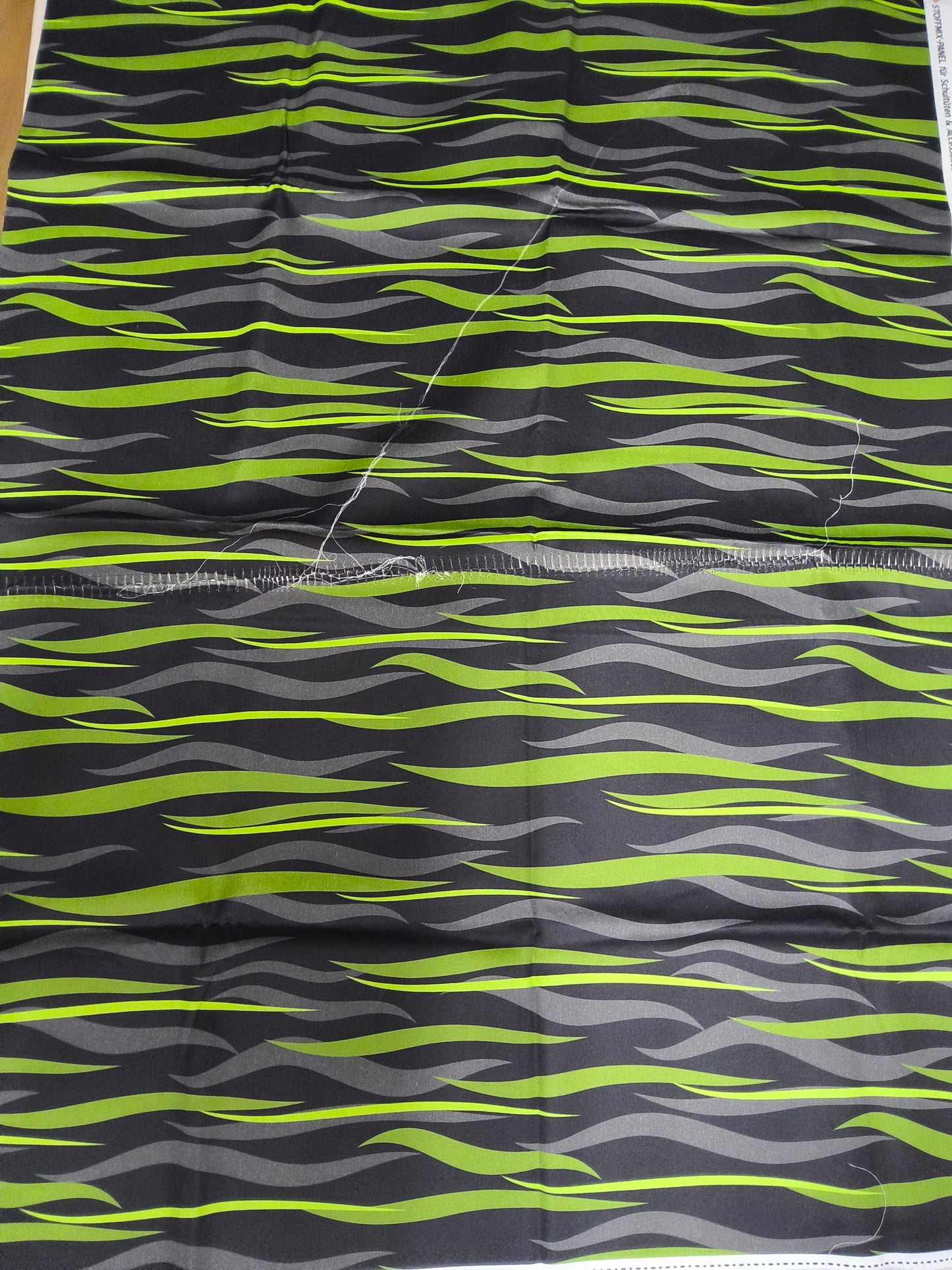 Sofortkauf: Baumwolle Stoffmix ca. 150 x 100 cm -"Waves Grün"- Fehler Naht durchgehend - siehe Bild - Nr. 118