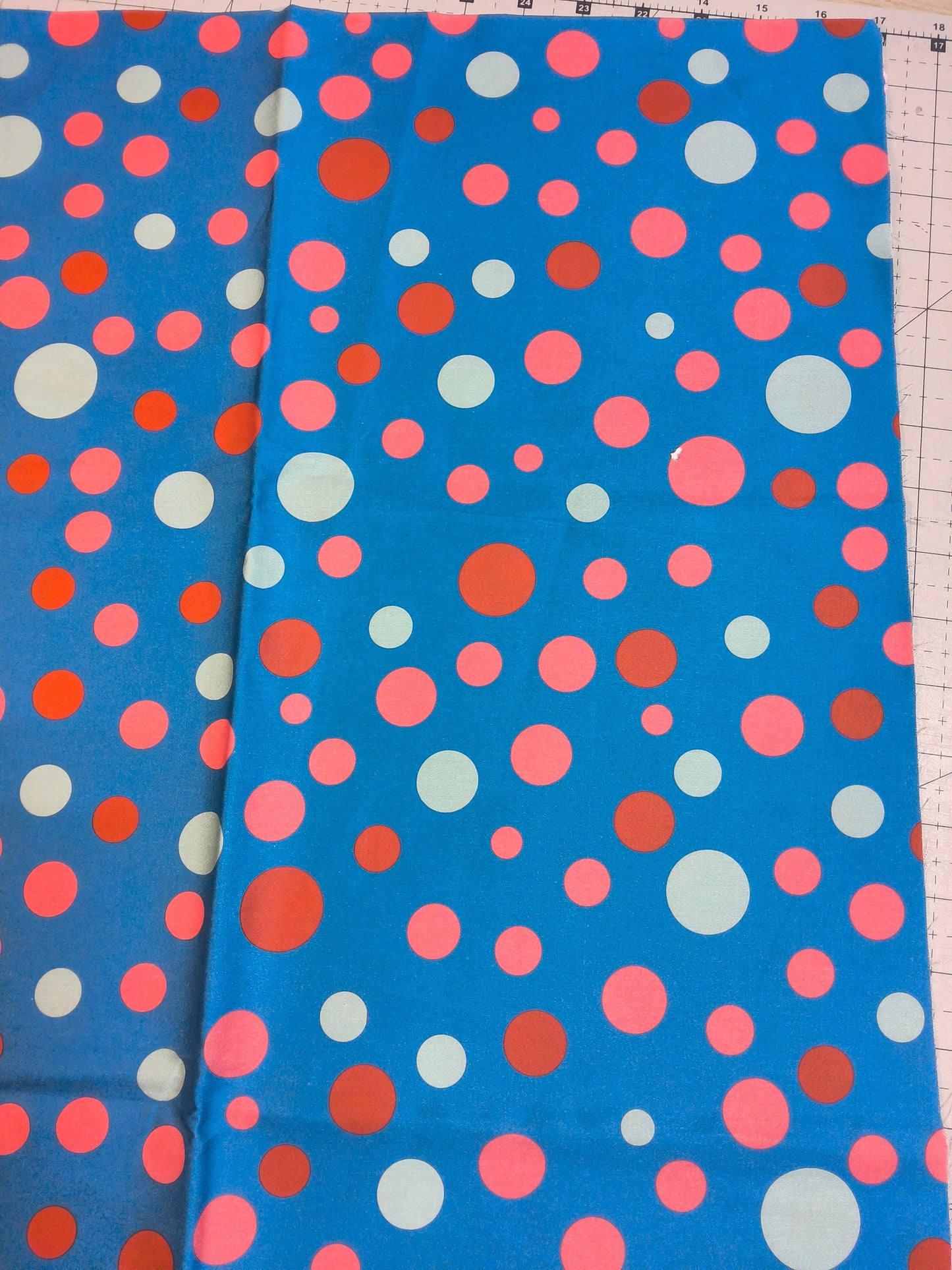 Sofortkauf: Baumwolle ca. - 150 x 45 cm "Elegante Punkte auf türkis" (kleiner Fleck- siehe Bild - Nr. 127)