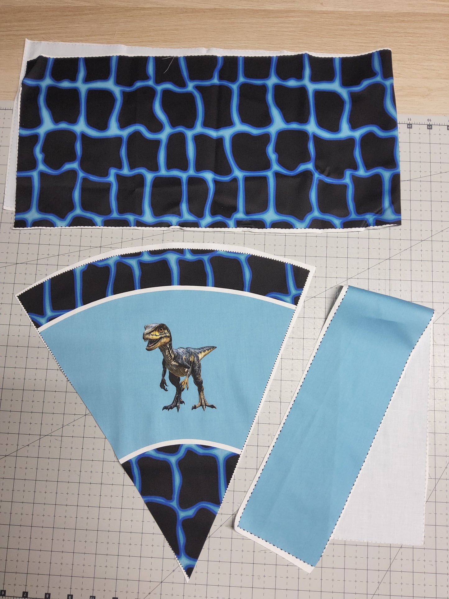 Sofortkauf 35cm: 35 cm (Geschwistertüte) aus Baumwolle als Nähset - "Dino Schuppen Blau" - wie abgebildet