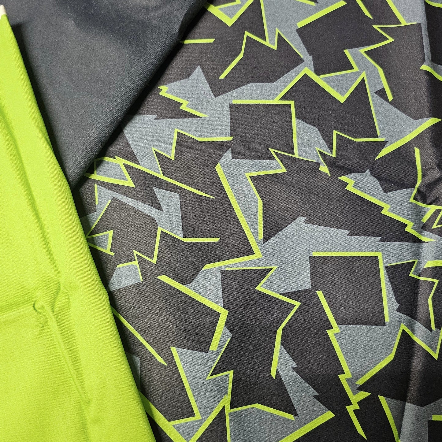 Sofortkauf: Baumwolle Stoffmix ca. 150 x 100 cm - Abstrakt Grün, Stoffmix wurde auseinander geschnitten