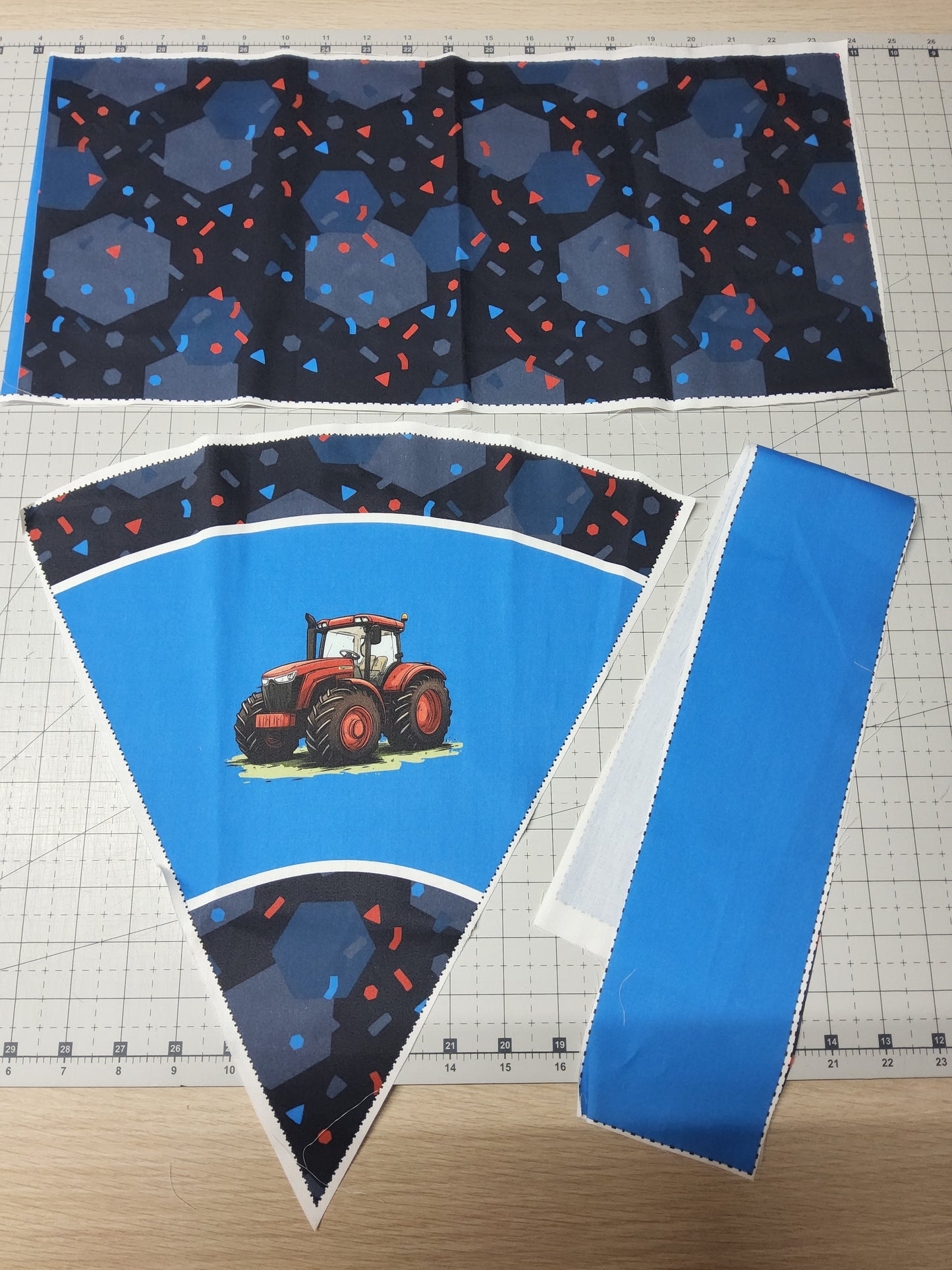 Sofortkauf 35cm: 35 cm (Geschwistertüte) aus Baumwolle als Nähset "Traktor-Rotblaues Feld"- wie abgebildet