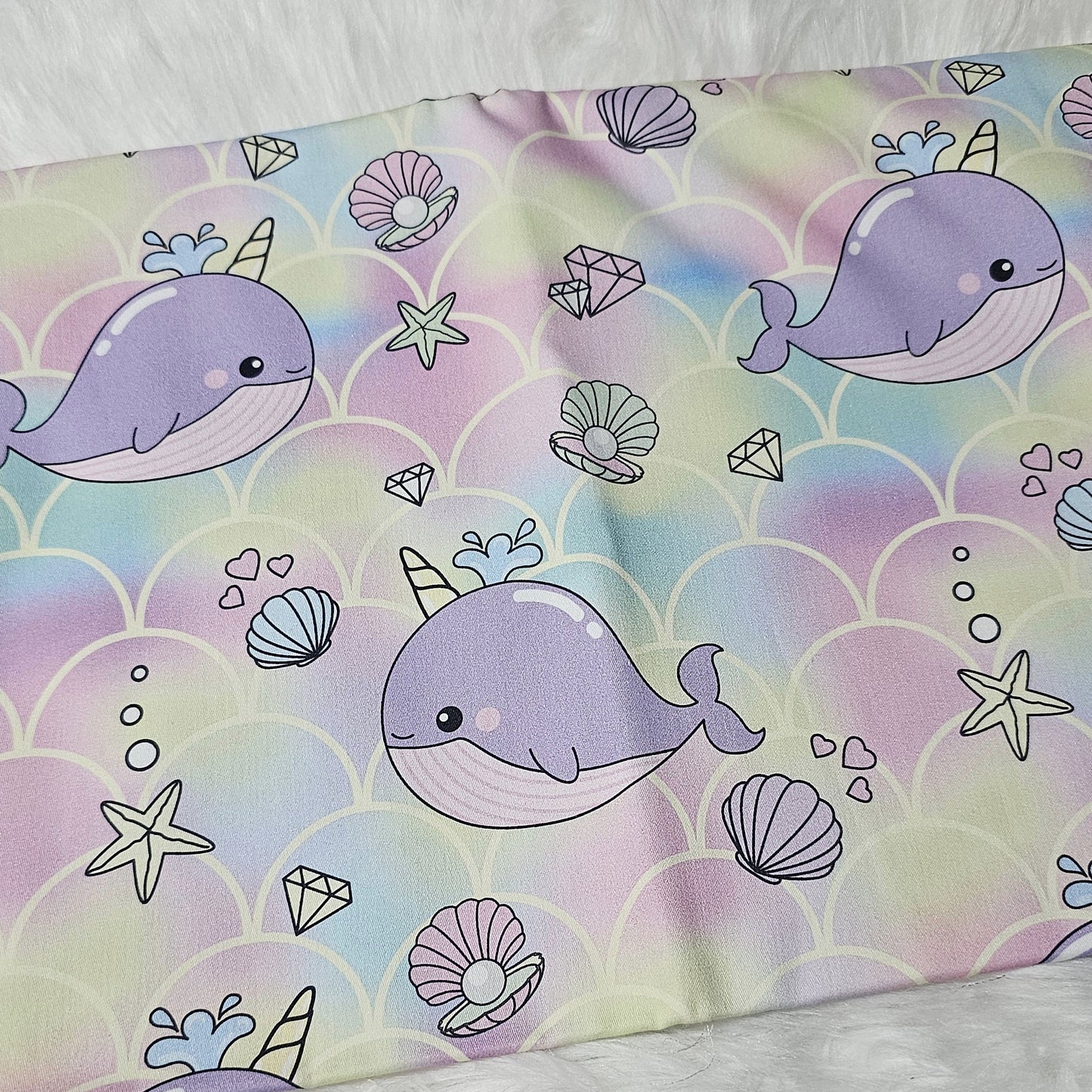 Sofortkauf: Baumwolle ca. 150 x 100 cm - Wale auf Regenbogenschuppen