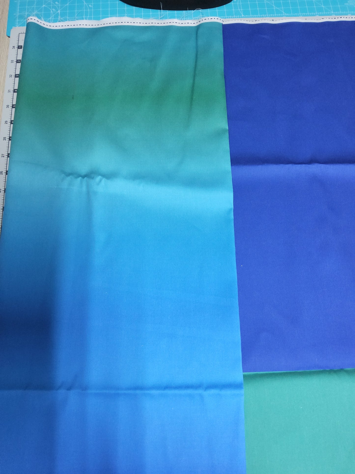 Sofortkauf: Baumwolle Stoffmix ca. 150 x 100 cm - Farbverlauf Grün Blau ( Fehler Streife auf grün-siehe Bild)