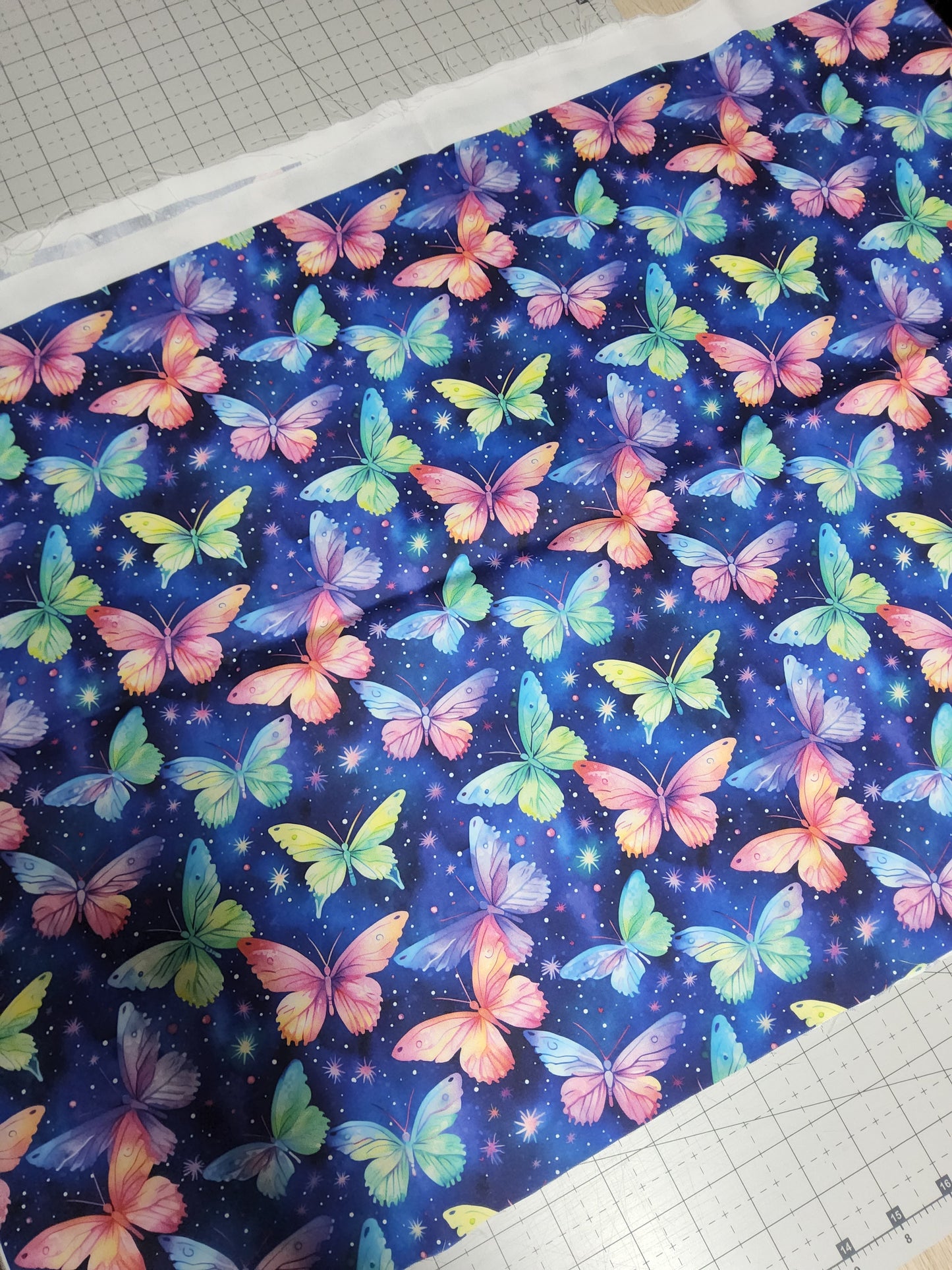 Sofortkauf: Baumwolle-Bunte Schmetterlinge ca. 0,45cm x 150 cm - wie abgebildet