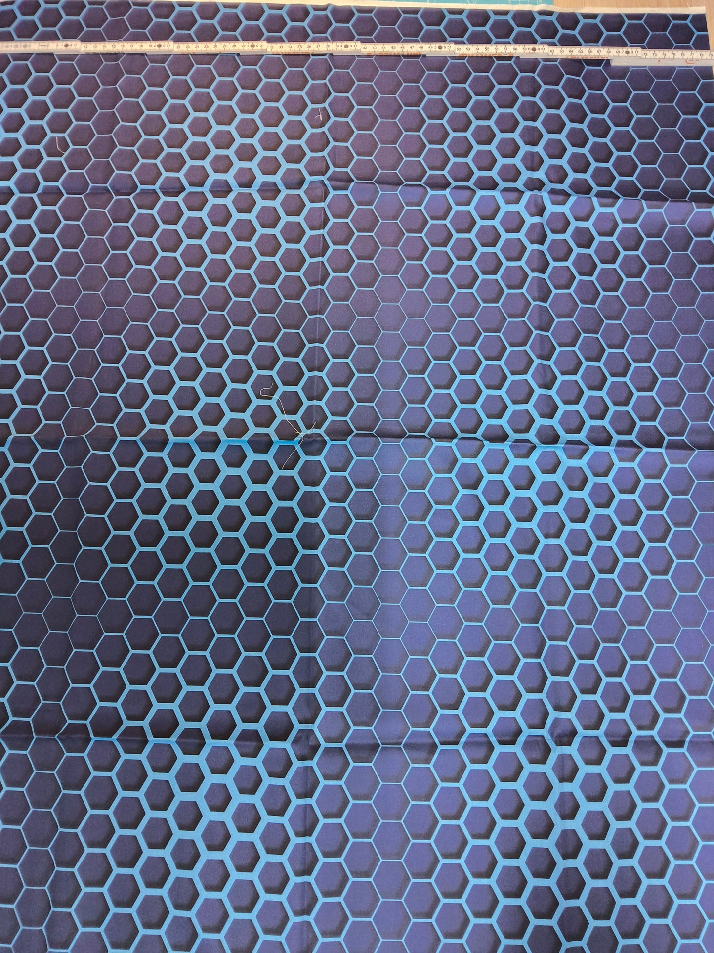 Sofortkauf: Baumwolle- Meterware ca. 100 x 75 cm - " Bienenwaben blau " ( Nr. 149)