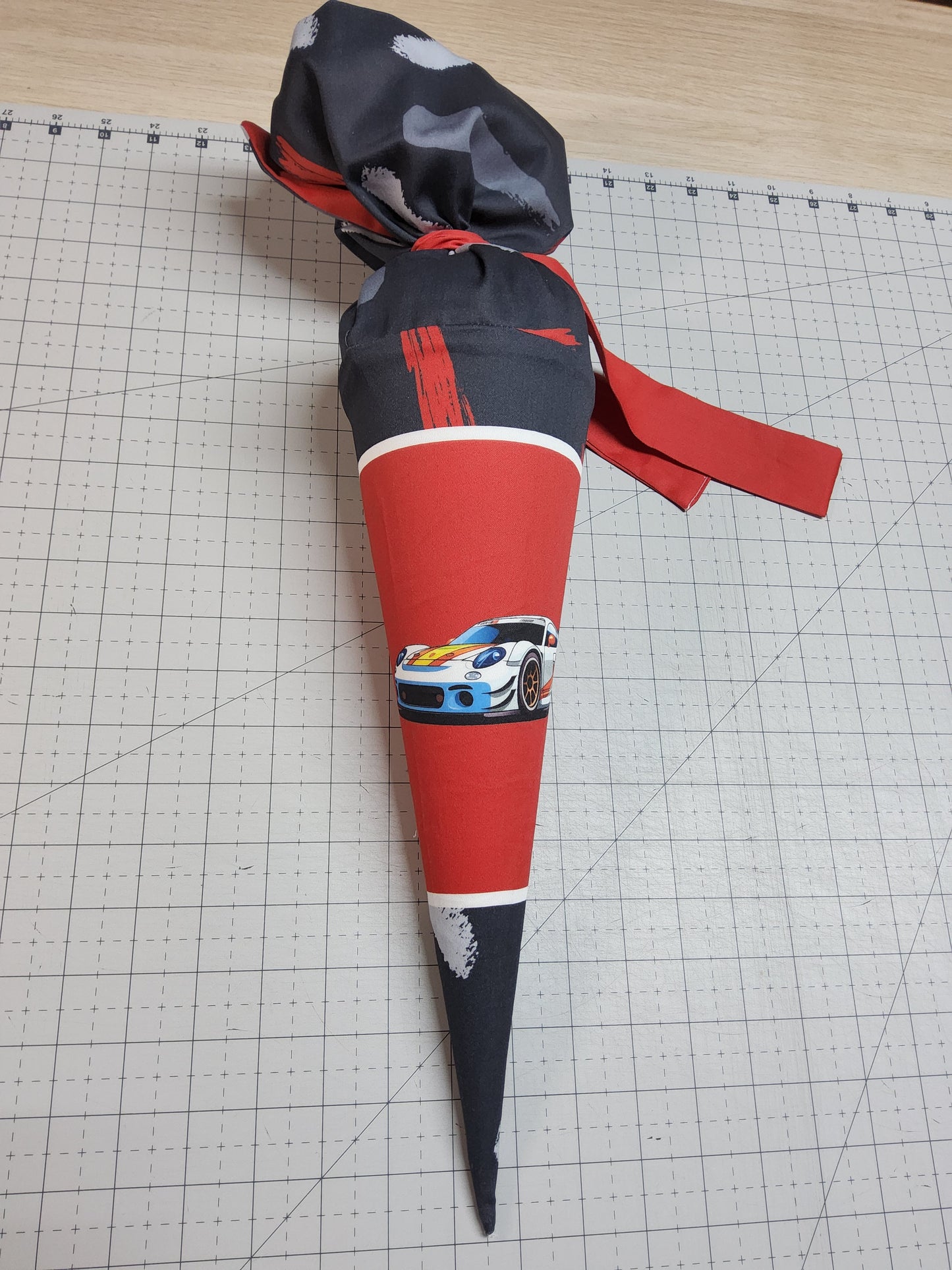 Sofortkauf 35cm: 35 cm (Geschwistertüte) aus Baumwolle als Nähset "Rennauto auf Rennfieber"- wie abgebildet