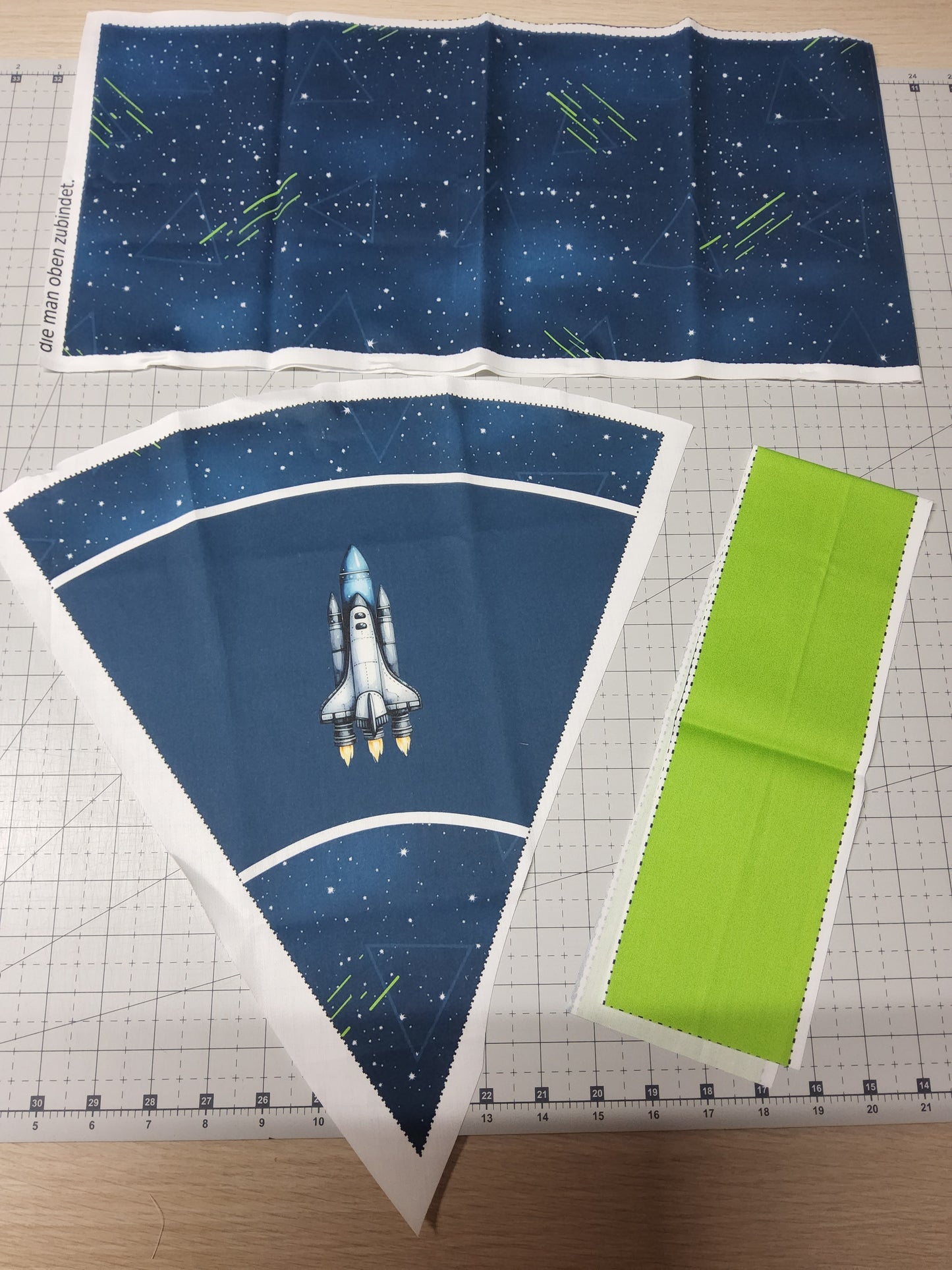 Sofortkauf 35cm: 35 cm (Geschwistertüte) aus Baumwolle als Nähset "Galaxy Wars-Rakete"- wie abgebildet