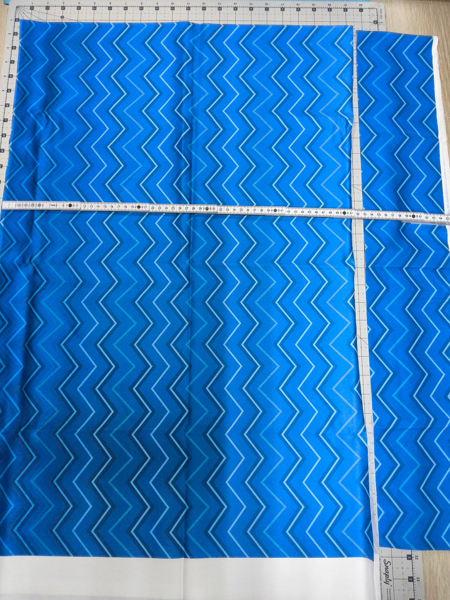 Sofortkauf: Baumwolle-Meterware ca. 150 x 50 cm - " Zick Zack blau" (Nr. 174)