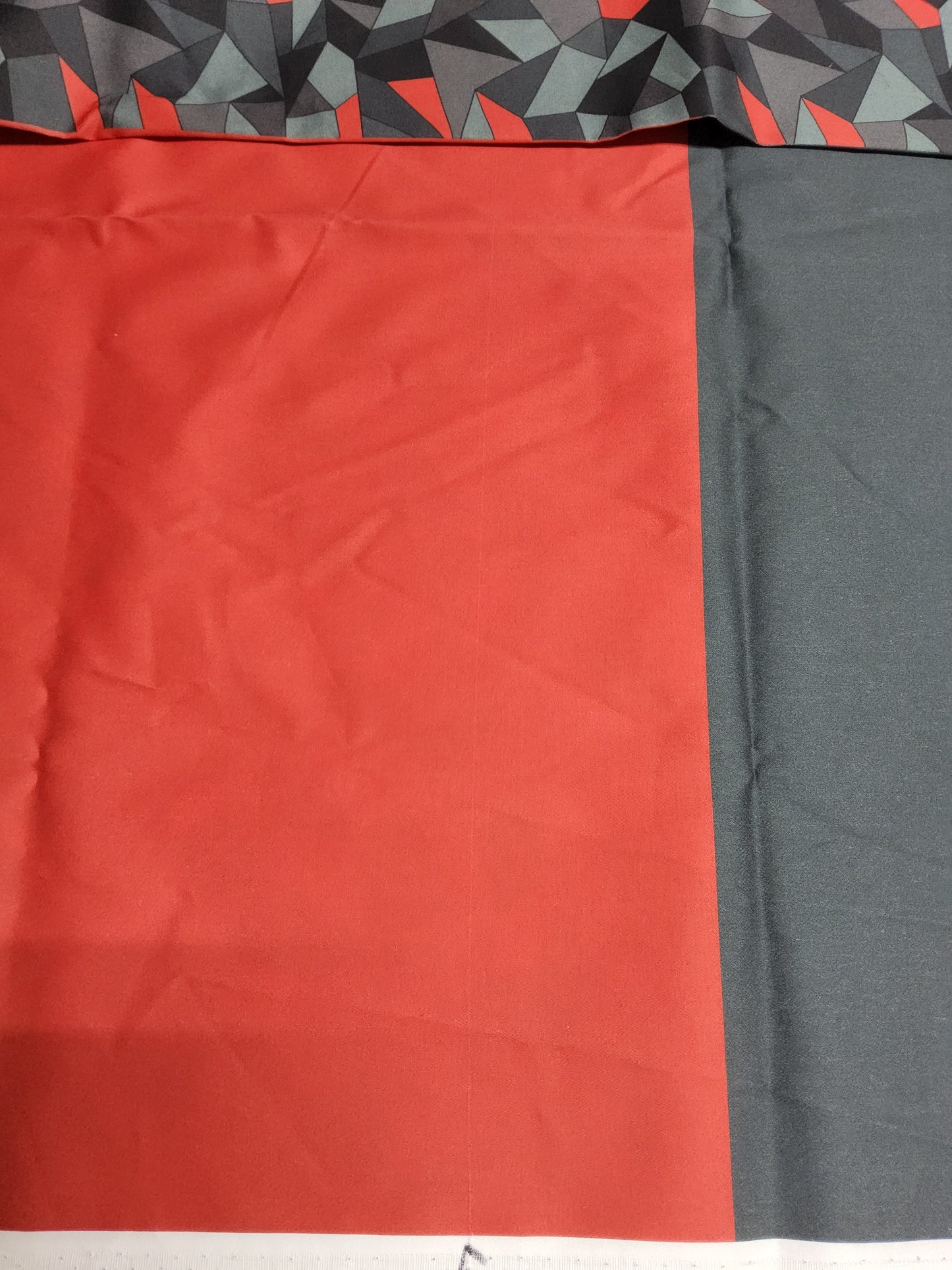 Sofortkauf: Baumwolle Stoffmix ca. 150 x 100 cm - Geometric Triangles Red mit 2 unifarben-(Fehler siehe Bild)