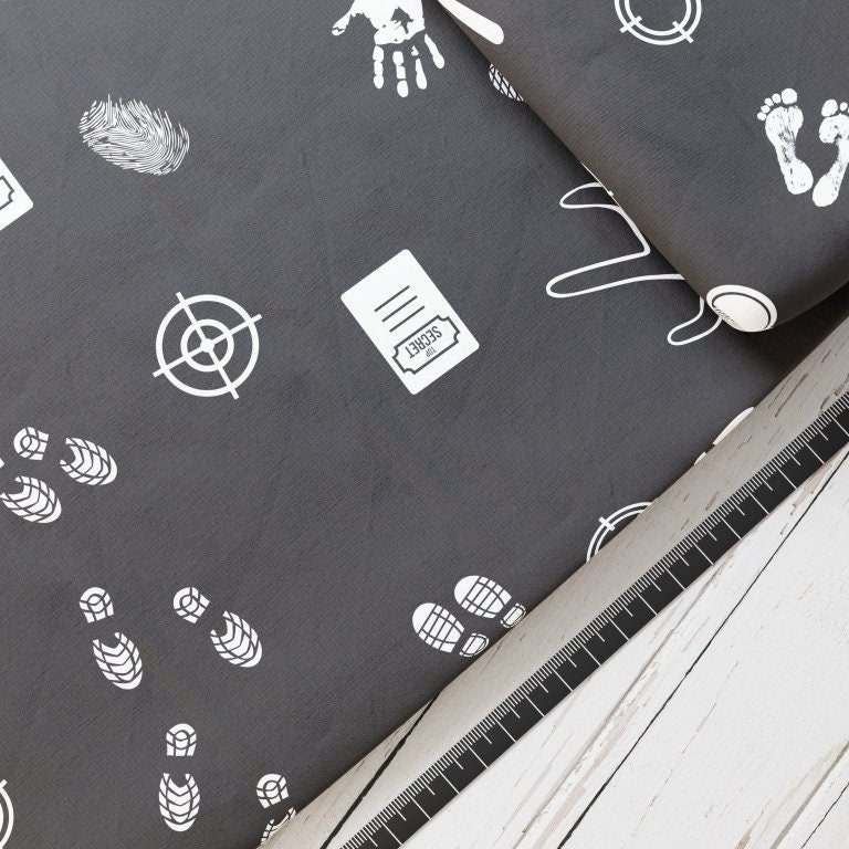 Baumwollsatin: Crime Scene - perfekt für Schultüten, Accessoires zur Einschulung - Lupe, Tatort, Fragezeichen, Fußabdruck, Spur, Dedektiv