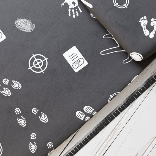 Baumwollsatin: Crime Scene - perfekt für Schultüten, Accessoires zur Einschulung - Lupe, Tatort, Fragezeichen, Fußabdruck, Spur, Dedektiv