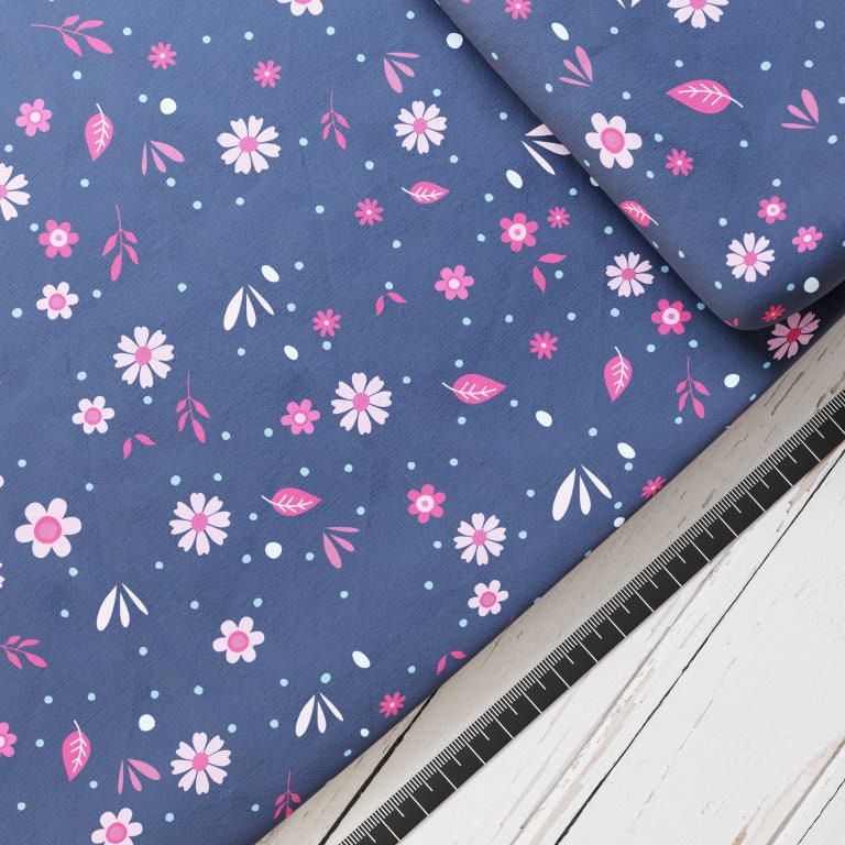Baumwollsatin: Kleine Blümchen auf Blau - perfekt für Schultüten, Accessoires zur Einschulung - Blumen, Blätter, Blau, Rosa, Hellrosa