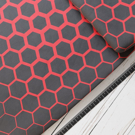 Baumwollsatin: Bienenwaben rot / schwarz - perfekt für Schultüten, Accessoires zur Einschulung - Waben, Universum, Drache, Sechseck