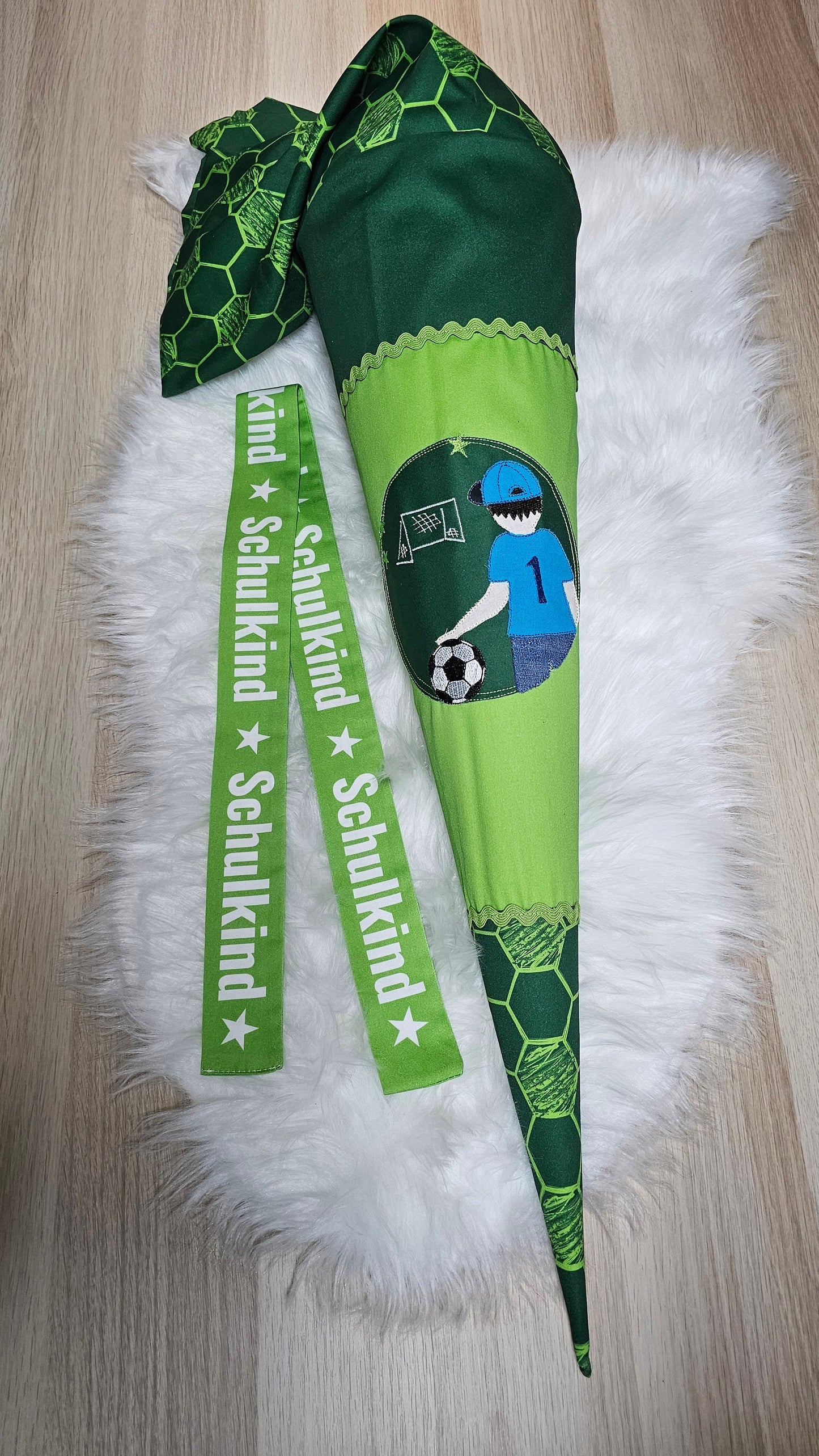 Schultüte mit Applikation - 70cm - Fußballjunge auf Soccer grün - ST16
