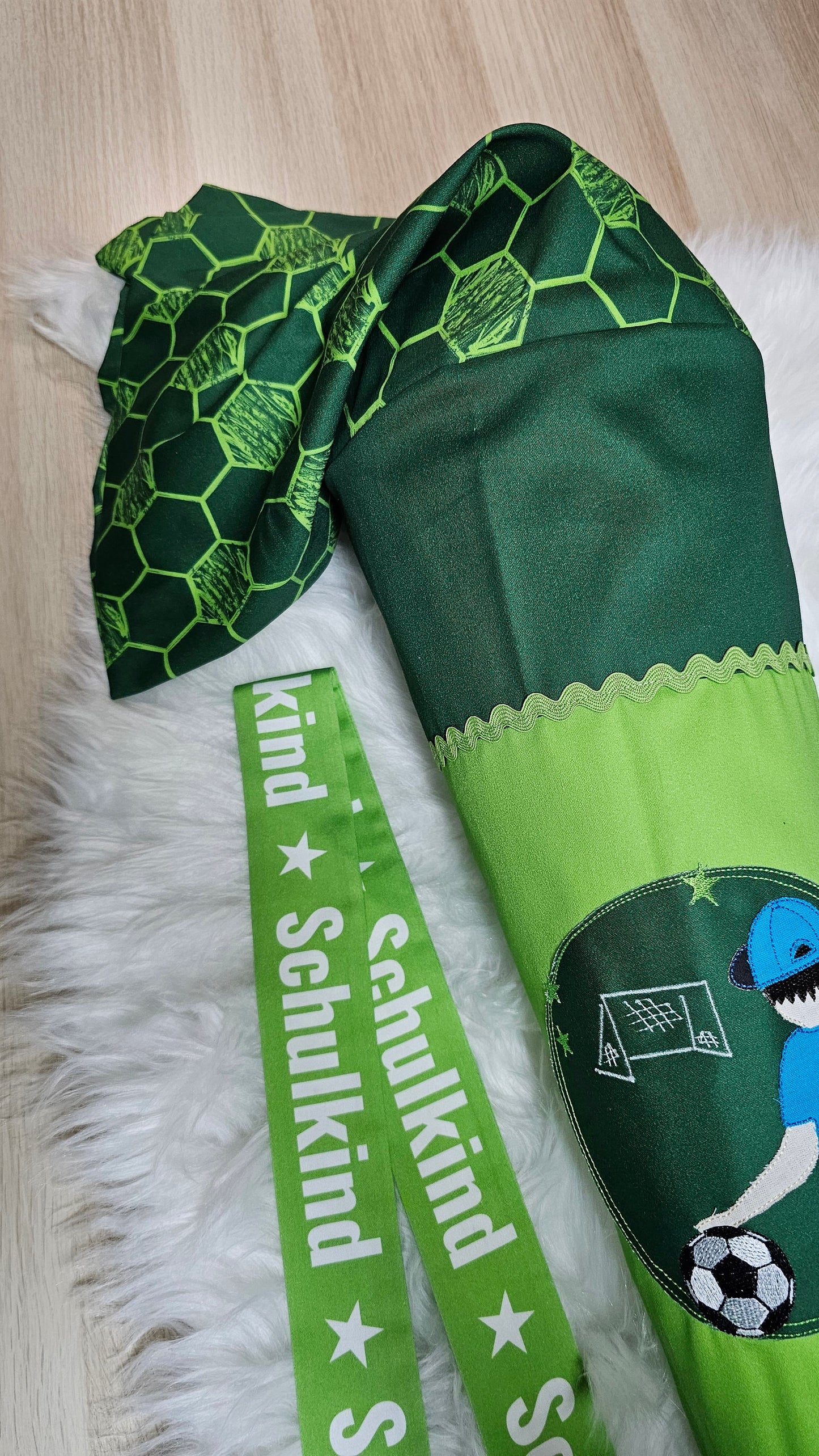Schultüte mit Applikation - 70cm - Fußballjunge auf Soccer grün - ST16