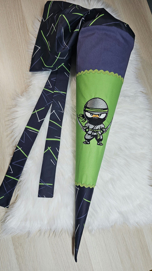 Schultüte mit Applikation / Stickerei / Stickmotiv  - 70cm - Ninja auf Ninja Streifen Grün - ST3