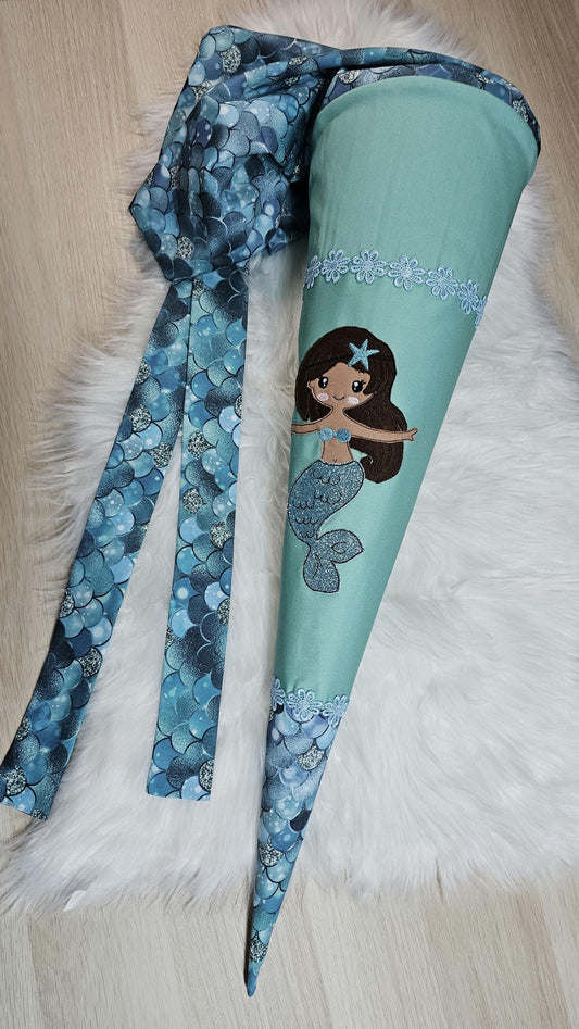 Schultüte mit Applikation / Stickerei / Stickmotiv  - 70cm - Meerjungfrau auf Glitzerschuppen - ST80