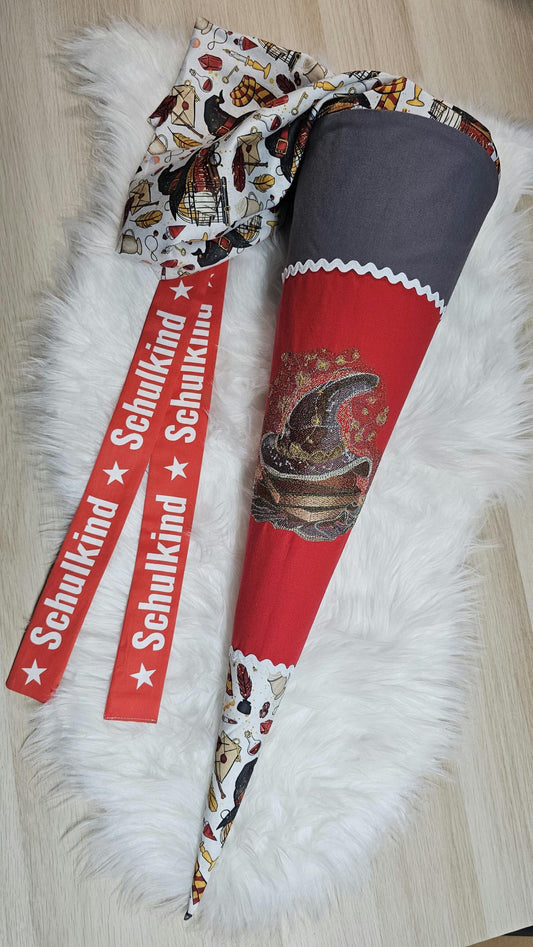 Schultüte mit Applikation / Stickerei / Stickmotiv  - 70cm - Zauberhut mit Buch auf Zauberei-Stoff - ST130