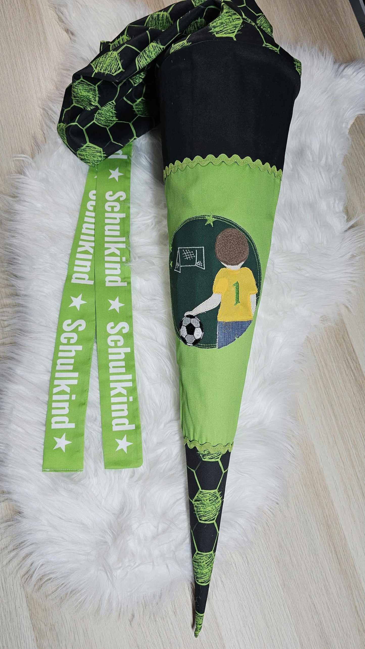 Schultüte mit Applikation / Stickerei / Stickmotiv  - 70cm - Fußballjunge auf Soccer Dunkelgrün - ST137