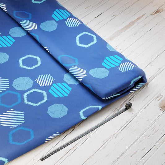 Baumwollsatin: Blaue Fussball Achtecke - perfekt für Schultüten, Accessoires zur Einschulung - Fußball, Soccer, Tor, Spieler