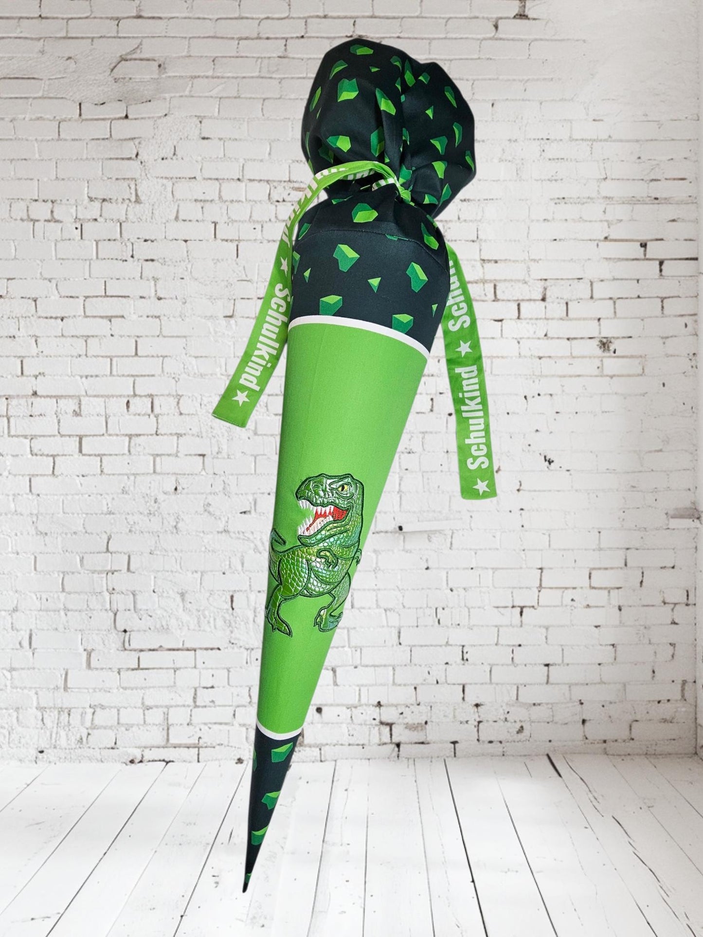 Schultüte mit Applikation / Stickerei / Stickmotiv - 70cm oder 85cm - Dino gestickt auf Kristallgrün - S26-1