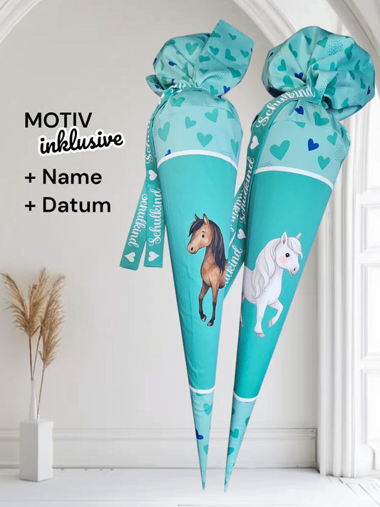 Schultüte mit Motiv (Bügelbild / bedruckt) - 70cm oder 85cm - Pferd auf Türkise Herzen inklusive Name und Datum