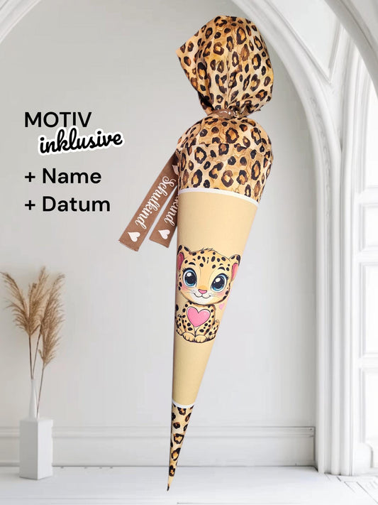 Schultüte mit Motiv (Bügelbild / bedruckt) - 70cm oder 85cm - Baby Gepard auf Leopard Stoff inklusive Name und Datum