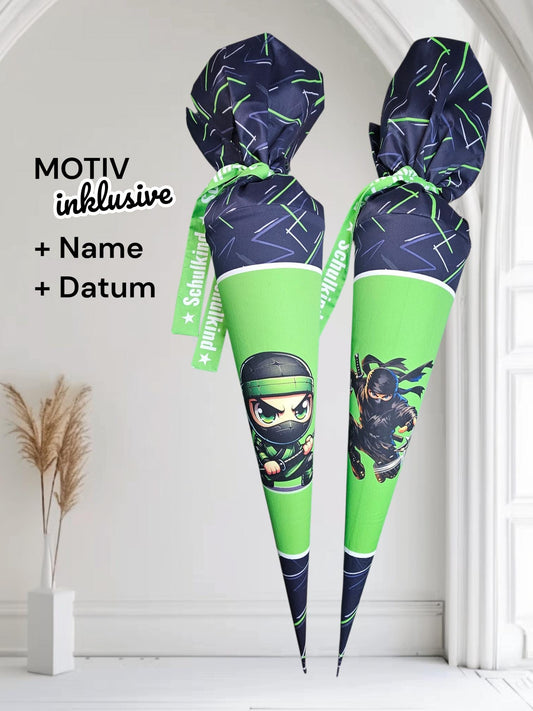 Schultüte mit Motiv (Bügelbild / bedruckt) - 70cm oder 85cm - Ninja, Kämpfer auf Ninja Blitze Grün inklusive Name und Datum
