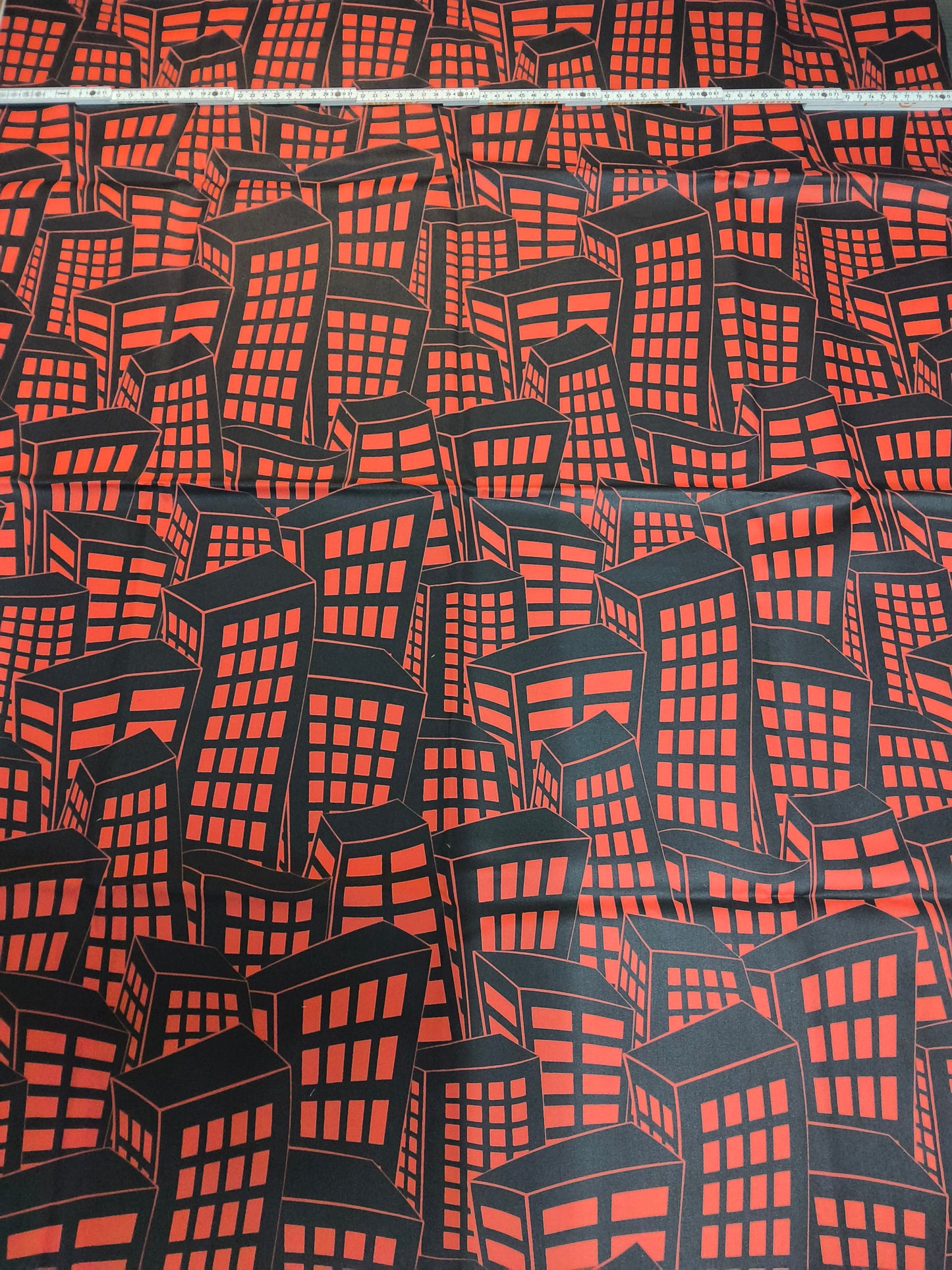 Sofortkauf: Baumwolle-Meterware ca. 150 x 80 cm - " Skyline brennt - rot schwarz " (Nr. 159)