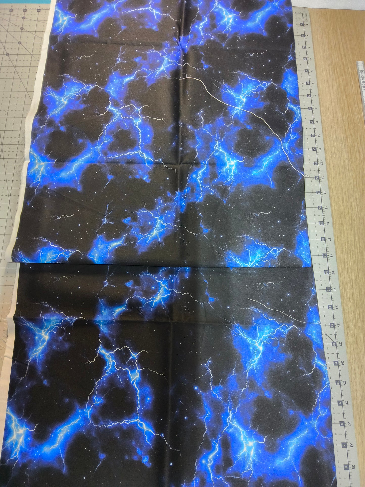Sofortkauf: Baumwolle-Meterware ca. 150 x 40 cm - "  Gewitter im Weltall-2 Weisse Streifen-siehe Bild " (Nr. 161)