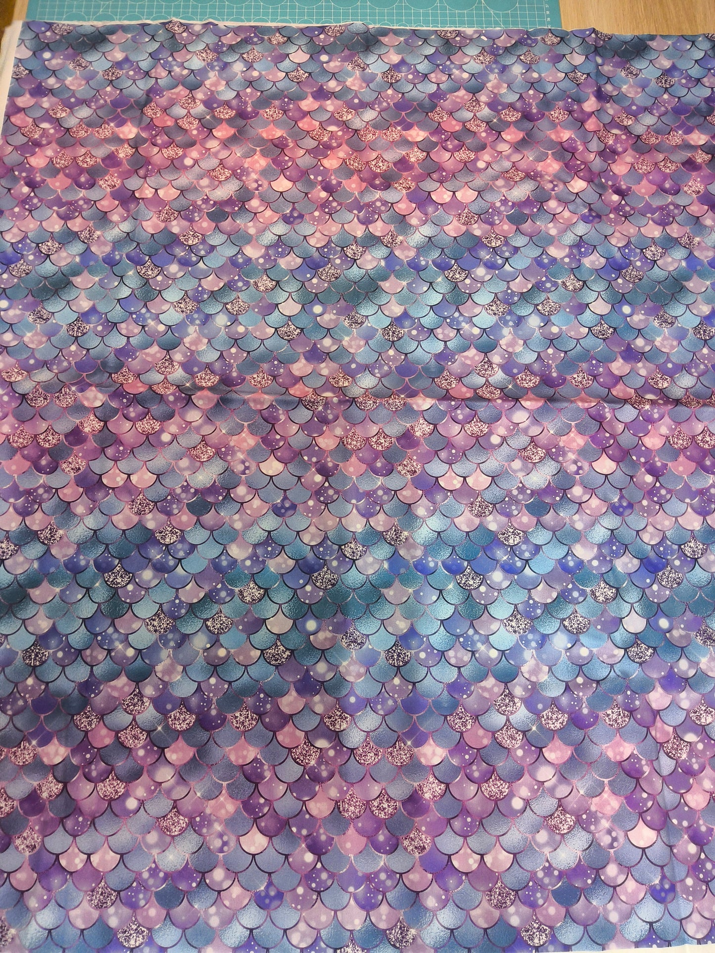 Sofortkauf: Baumwolle- Meterware ca. 150 x 85 cm - "Meerjungfrauen Schuppen -Glitzern" (Nr. 136)