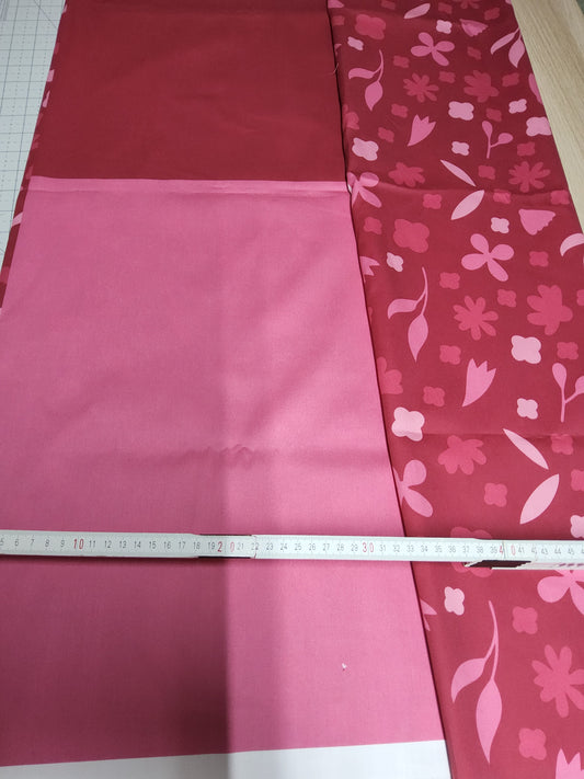 Sofortkauf: Baumwolle Stoffmix ca. 150 x 100 cm - Beereblumen ( Fehler Punkt auf rosa-siehe Bild)