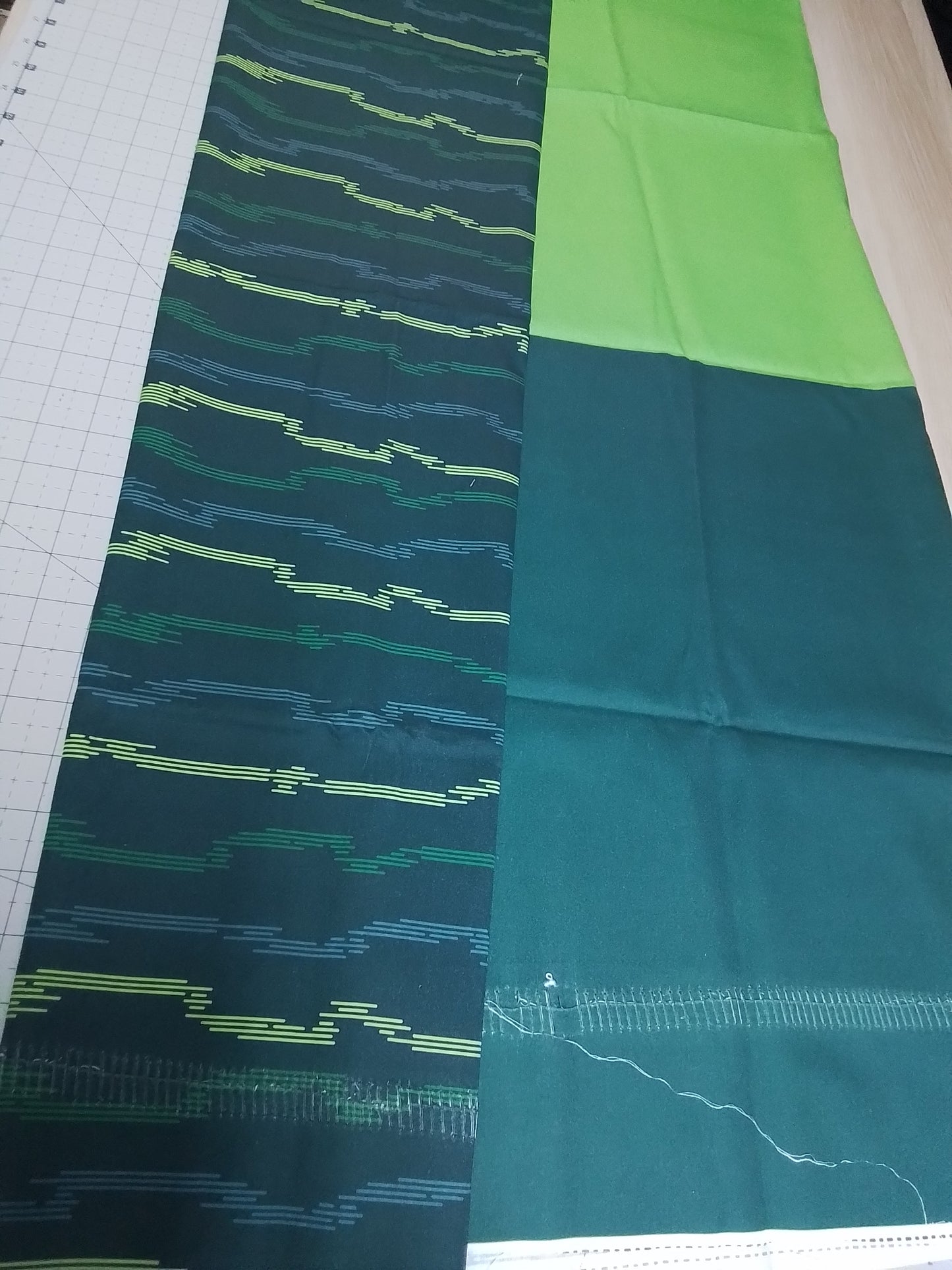 Sofortkauf: Baumwolle Stoffmix  ca. 150 x 100 cm - " Kurze Streifen auf grün- Fussball" (Nahnt durchgehend-siehe Bild)