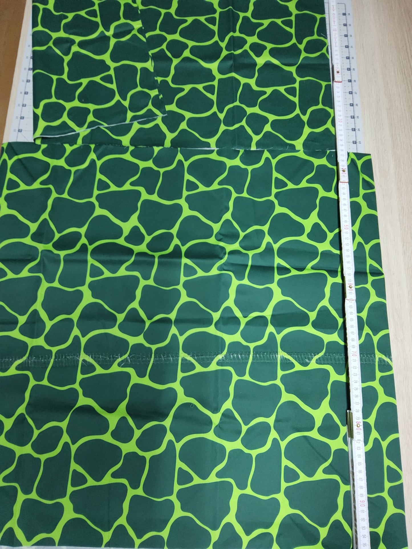 Sofortkauf: Baumwolle Stoffereste ca. 100 x 150 cm "Dino Schuppen"(2 Stoffereste)- wie abgebildet