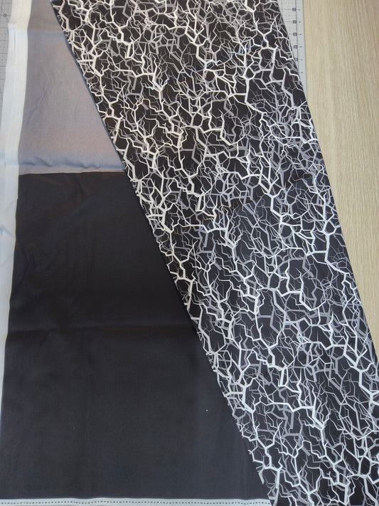 Sofortkauf: Baumwolle Stoffmix  ca. 150 x 100 cm -" Blitze schwarz-weiß " (Weißer Fleck auf schwarz -siehe Bild - Nr. 130)