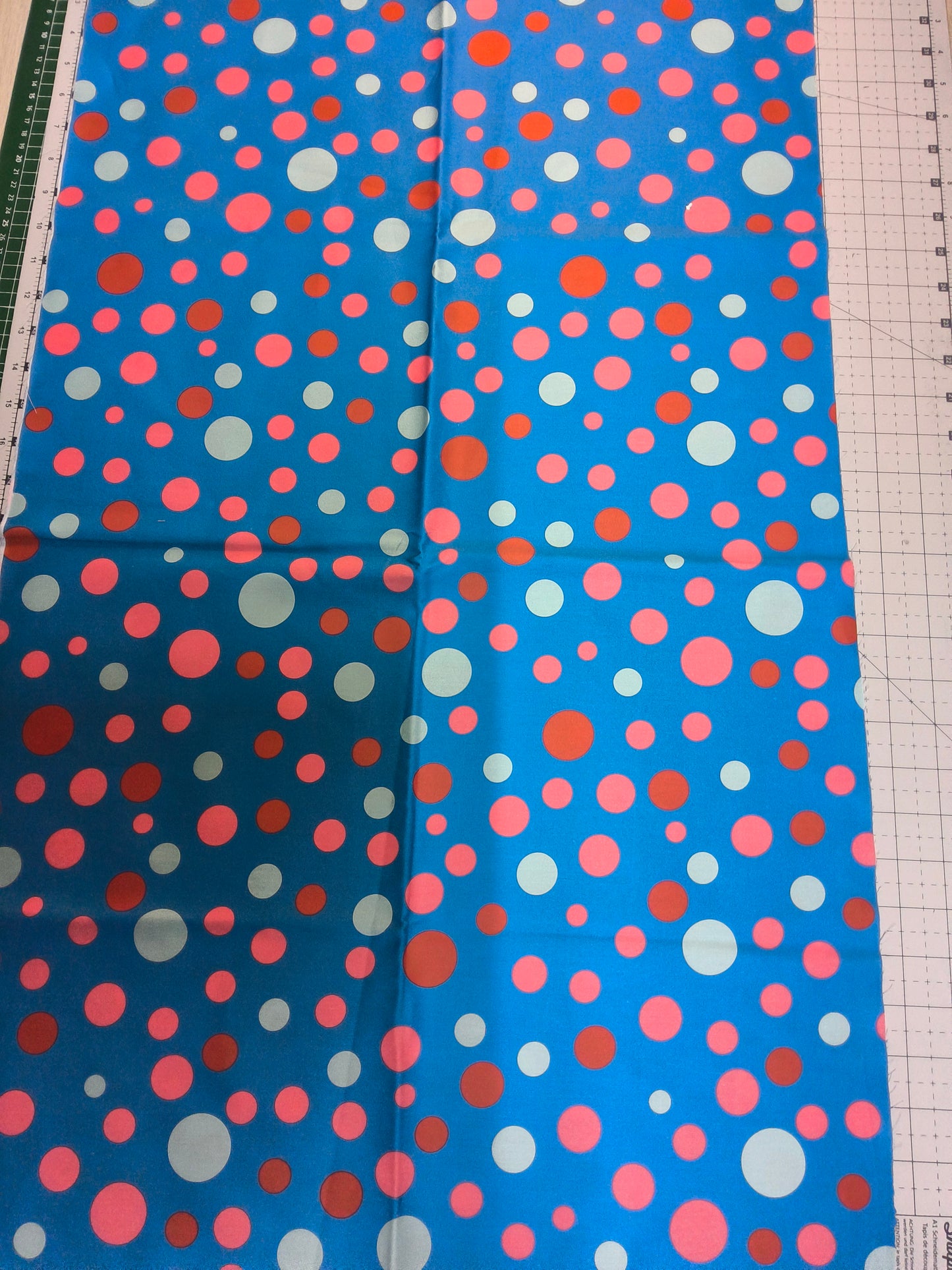 Sofortkauf: Baumwolle ca. - 150 x 45 cm "Elegante Punkte auf türkis"  (kleiner Fleck- siehe Bild - Nr. 127)