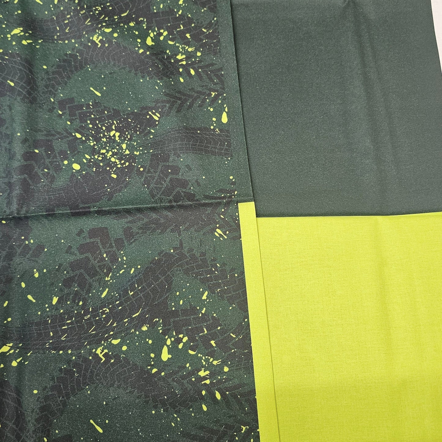 Sofortkauf: Baumwolle ca. 147 x 100 cm - Traktorspuren auf fester Baumwolle, dunkelgrün, B-Ware