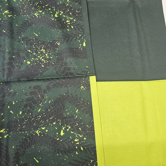 Sofortkauf: Baumwolle ca. 147 x 100 cm - Traktorspuren auf fester Baumwolle, dunkelgrün, B-Ware