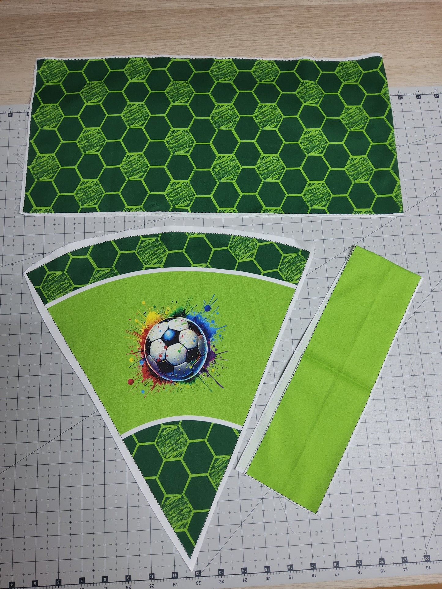 Sofortkauf 35cm: 35 cm (Geschwistertüte) aus Baumwolle als Nähset - "Fußball Grün" - wie abgebildet