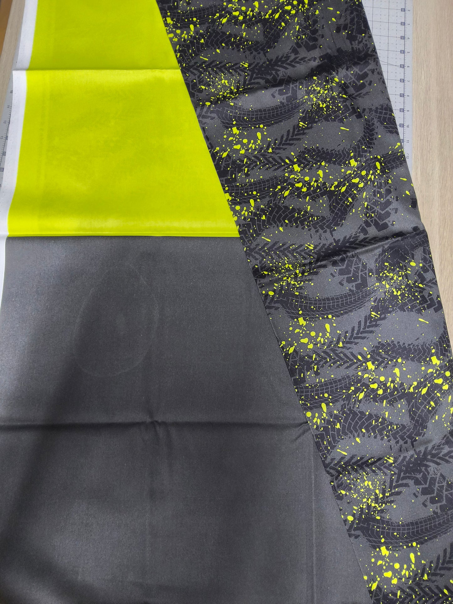 Sofortkauf: Baumwolle Stoffmix  ca. 150 x 100 cm -"Traktorspuren" - Fehler 2 Flecken auf grau - siehe Bild - Nr. 116