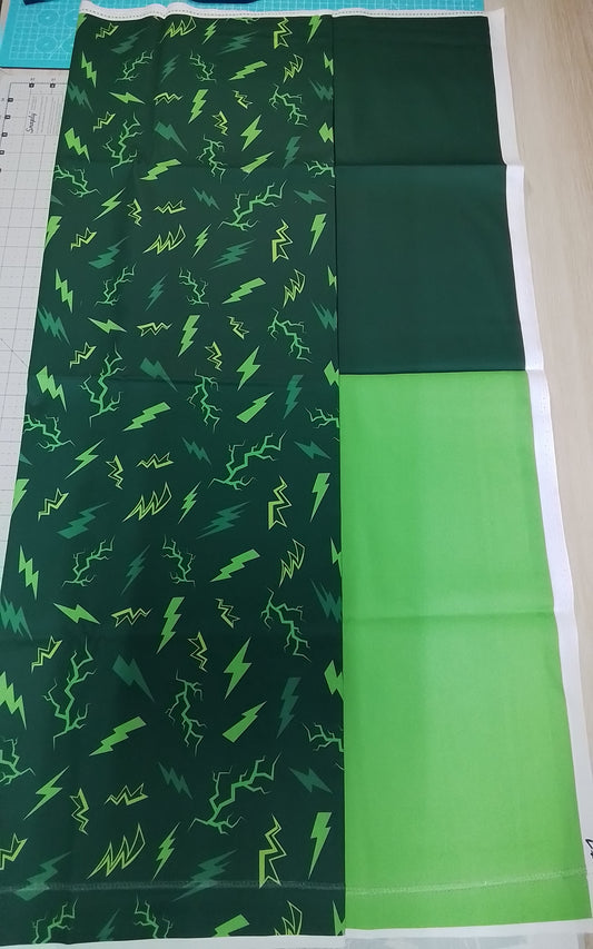 Sofortkauf: Baumwolle Stoffmix  ca. 150 x 100 cm - " Blitze grün-Dino" (Nahnt durchgehend-siehe Bild)